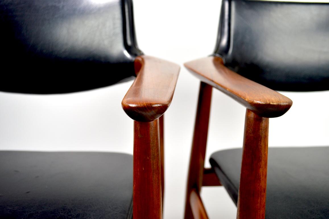 Ein Paar moderne dänische Sessel mit Teakholzgestell von Grete Jalk im Angebot 3