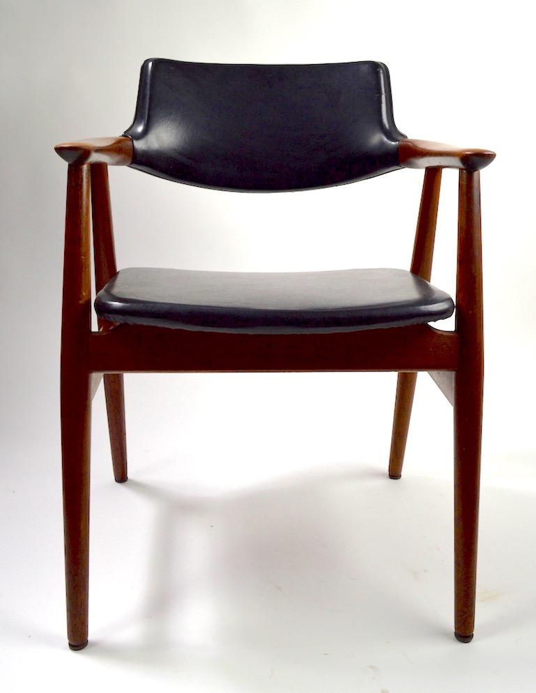 Ein Paar moderne dänische Sessel mit Teakholzgestell von Grete Jalk (Skandinavische Moderne) im Angebot