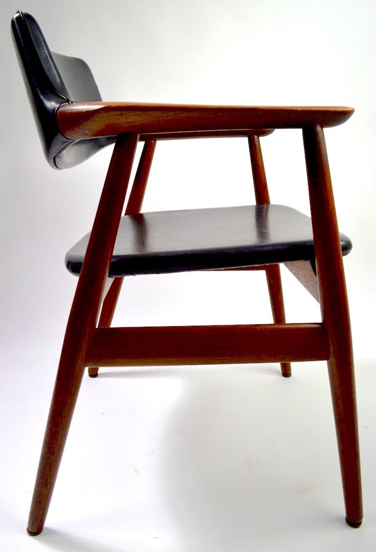 Ein Paar moderne dänische Sessel mit Teakholzgestell von Grete Jalk (20. Jahrhundert) im Angebot