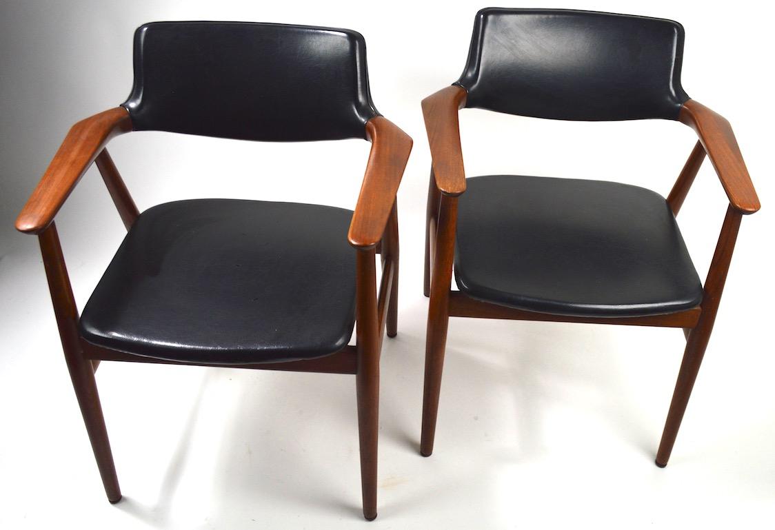 Ein Paar moderne dänische Sessel mit Teakholzgestell von Grete Jalk im Angebot 1
