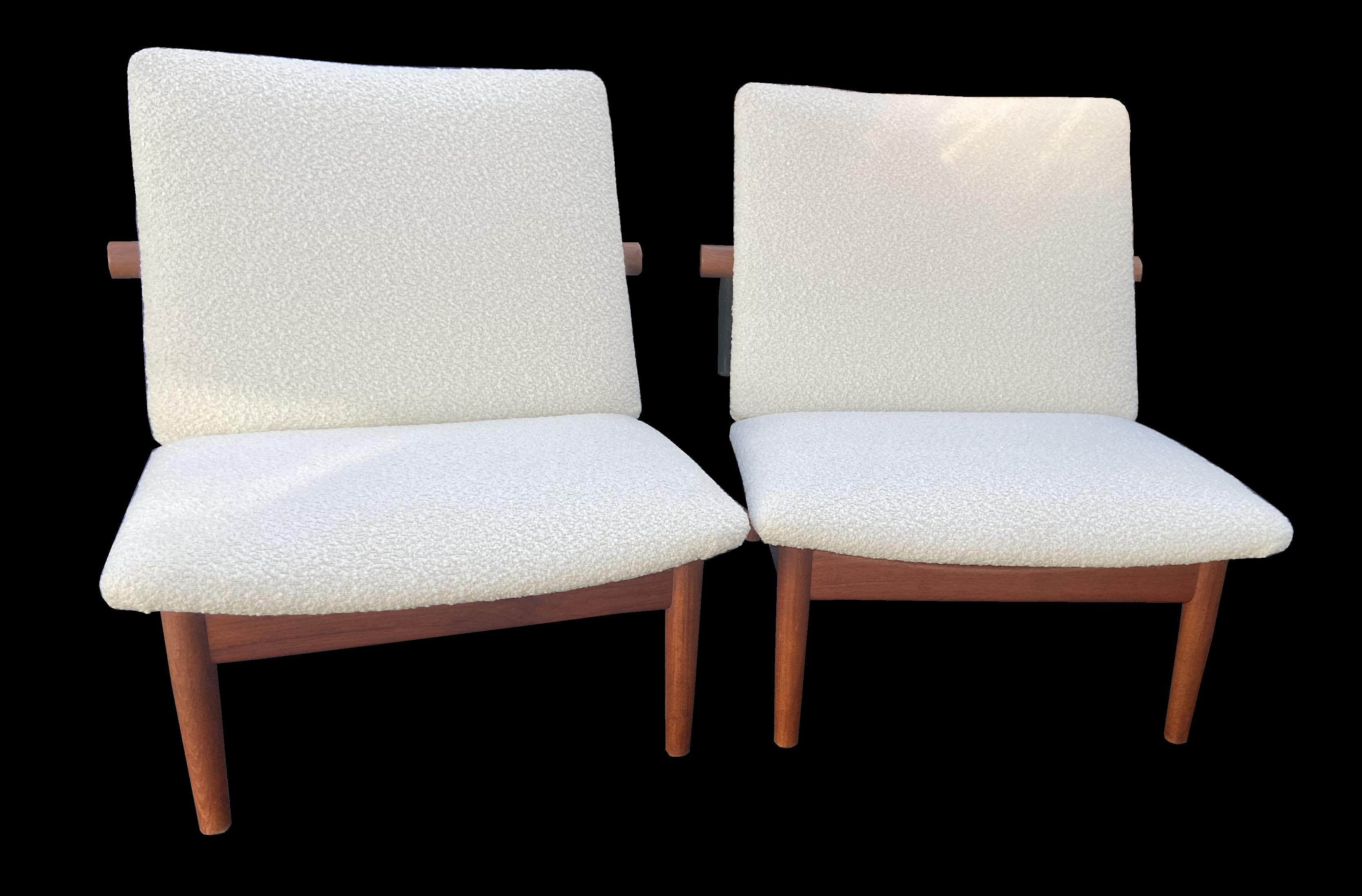 Il s'agit de magnifiques chaises originales de marque Finn Juhl datant du début des années 1960.
Conçue à l'origine dans les années 1950, cette paire de lunettes porte l'insigne métallique France & Son et, pour être sûr, l'insigne est également