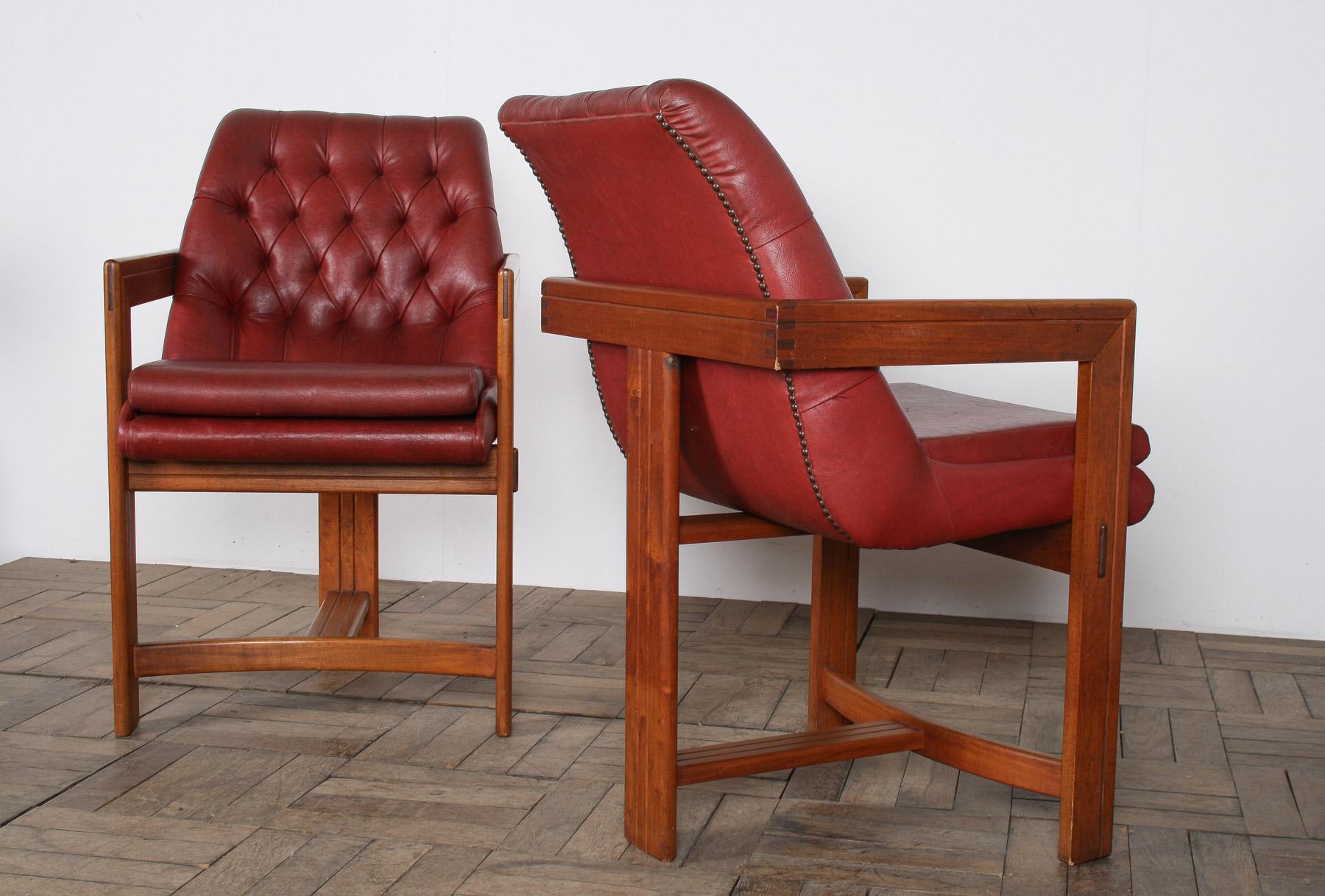 Chesterfield Paire de chaises de bureau de bibliothèque en cuir de teck à la manière de Tobia Scarpa en vente