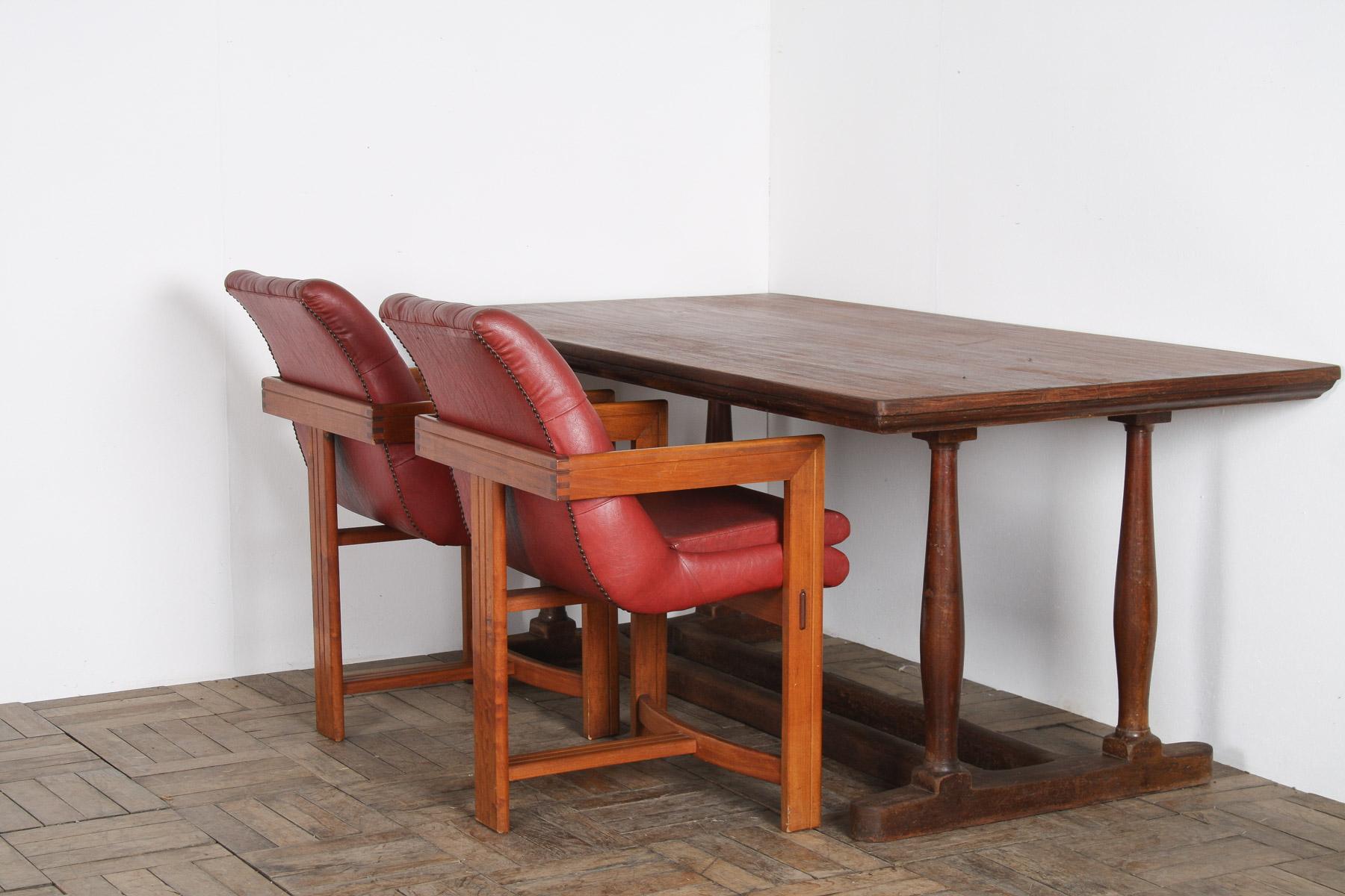 Britannique Paire de chaises de bureau de bibliothèque en cuir de teck à la manière de Tobia Scarpa en vente