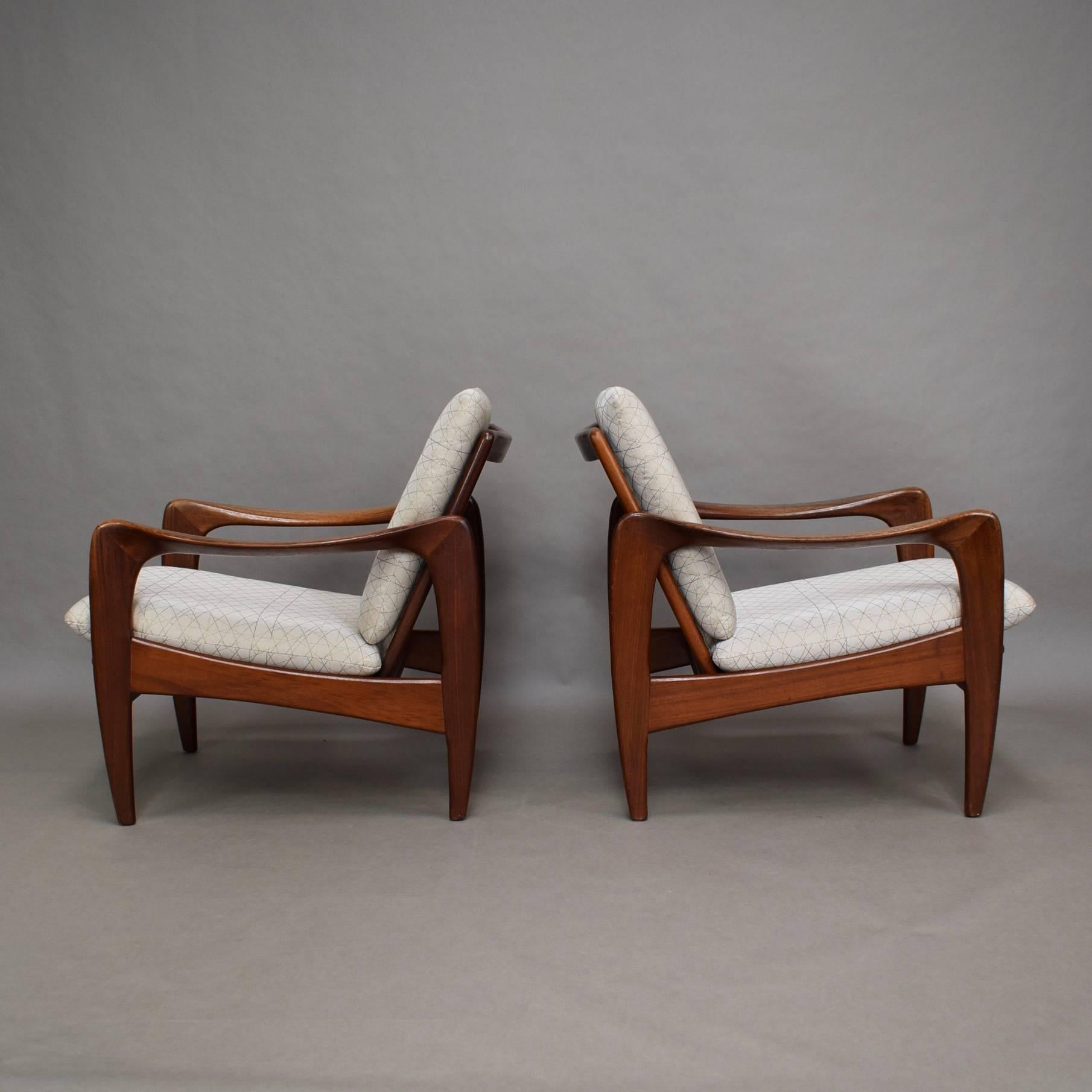 Pair of organic teak lounge chairs by De Ster Gelderland.

Manufacturer: De Ster Gelderland
Designer: Unknown
Country: Netherlands
Model: Lounge armchair
Material: Solid teak / new upholstery
Design period: 1960s
Date of manufacturing: