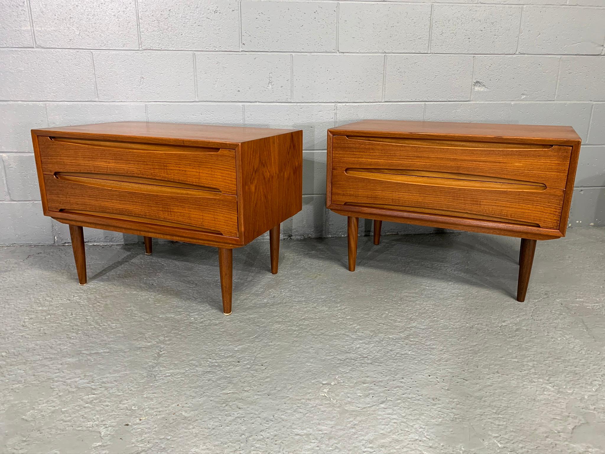 Pair of Teak Midcentury Danish Modern Nightstands / End Tables In Good Condition In Belmont, MA