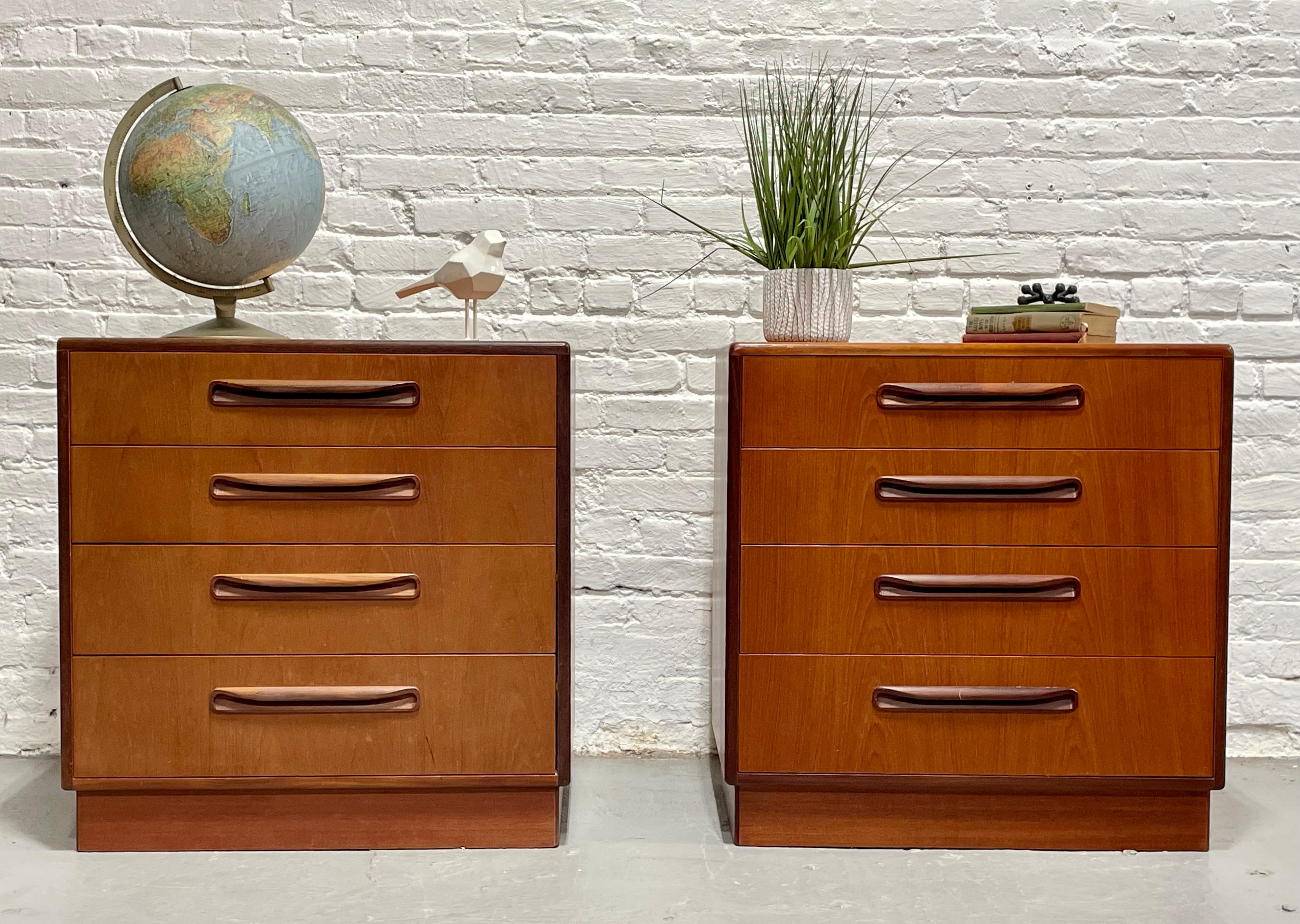 Paar Vintage Mid century Modern Teak Kommoden von G-Plan's kultigen Fresco Linie, ca. 1960's.  Diese Möbel haben es in sich: Sie bieten 4 breite und geräumige, schwalbenschwanzförmige Schubladen.  Die warmen, satten Töne des Teakholzes werden durch