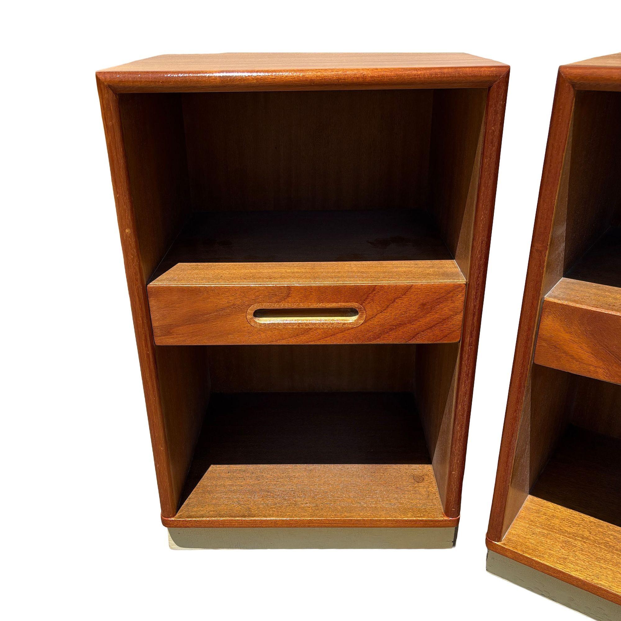 Pair of Teak and Mahogany Mid Century Nightstands by Edward Wormley for Dunbar For Sale 4