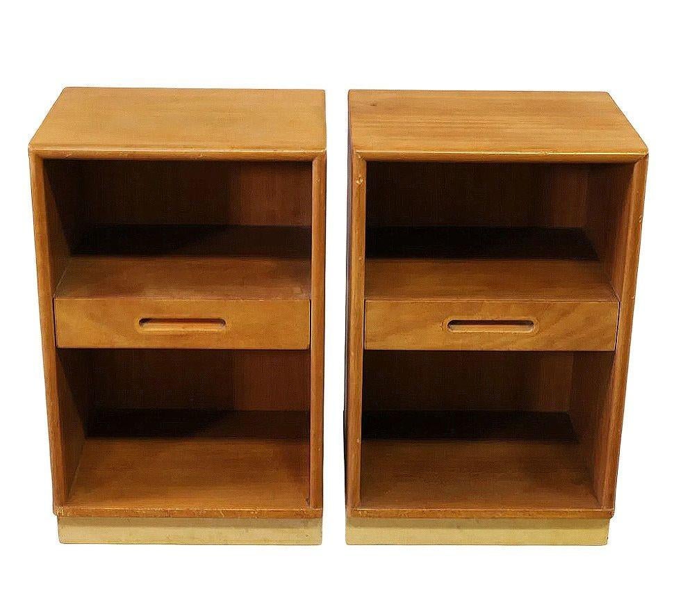 Cette paire de tables de chevet du milieu du siècle, créée par Edward Wormley pour Dunbar, allie un design épuré à une élégance fonctionnelle. Dotés de riches finitions en bois et de lignes épurées, ils offrent un rangement élégant grâce à un tiroir