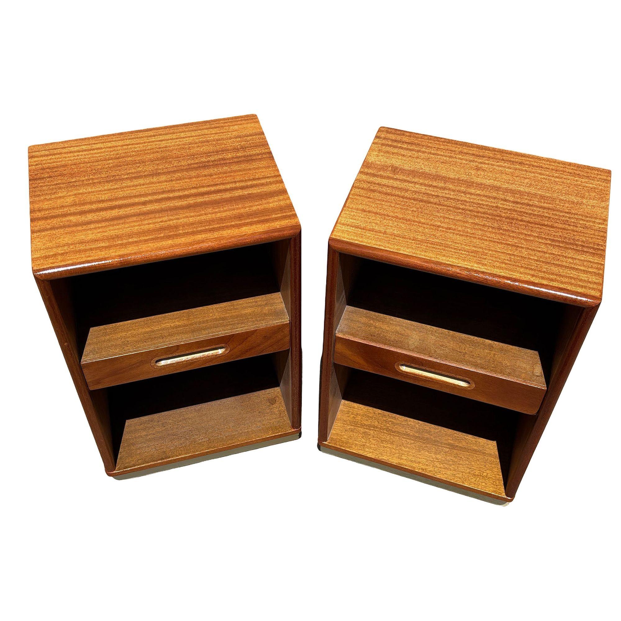 Pair of Teak and Mahogany Mid Century Nightstands by Edward Wormley for Dunbar In Excellent Condition For Sale In Van Nuys, CA