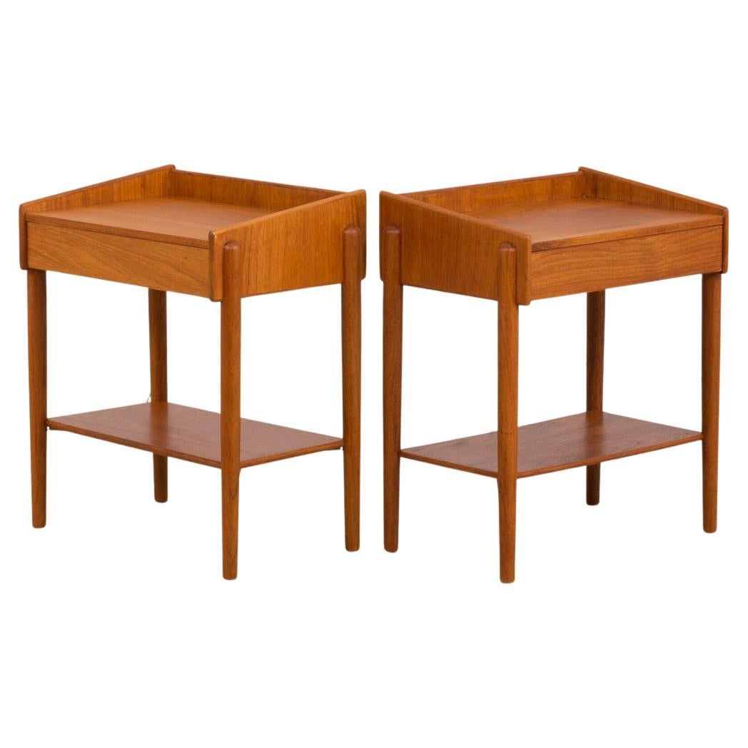 Paire de tables de nuit en teck modèle 148 de Børge Mogensen fabriquées au Danemark, vers les années 1950. Une belle paire de tables de nuit ou tables d'appoint Modèle 148 de Børge Mogensen par Søborg mobler.  Délicatement conçu avec des détails