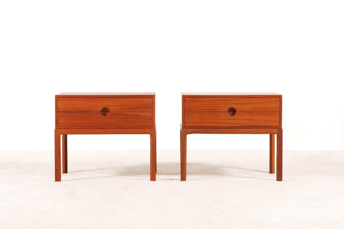 Pair of teak bedside tables or nightstands designed by Aksel Kjersgaard in 1955.
Model No. 384 manufactured by Odder Møbler in the 1960s, Denmark.
Very good condition.
