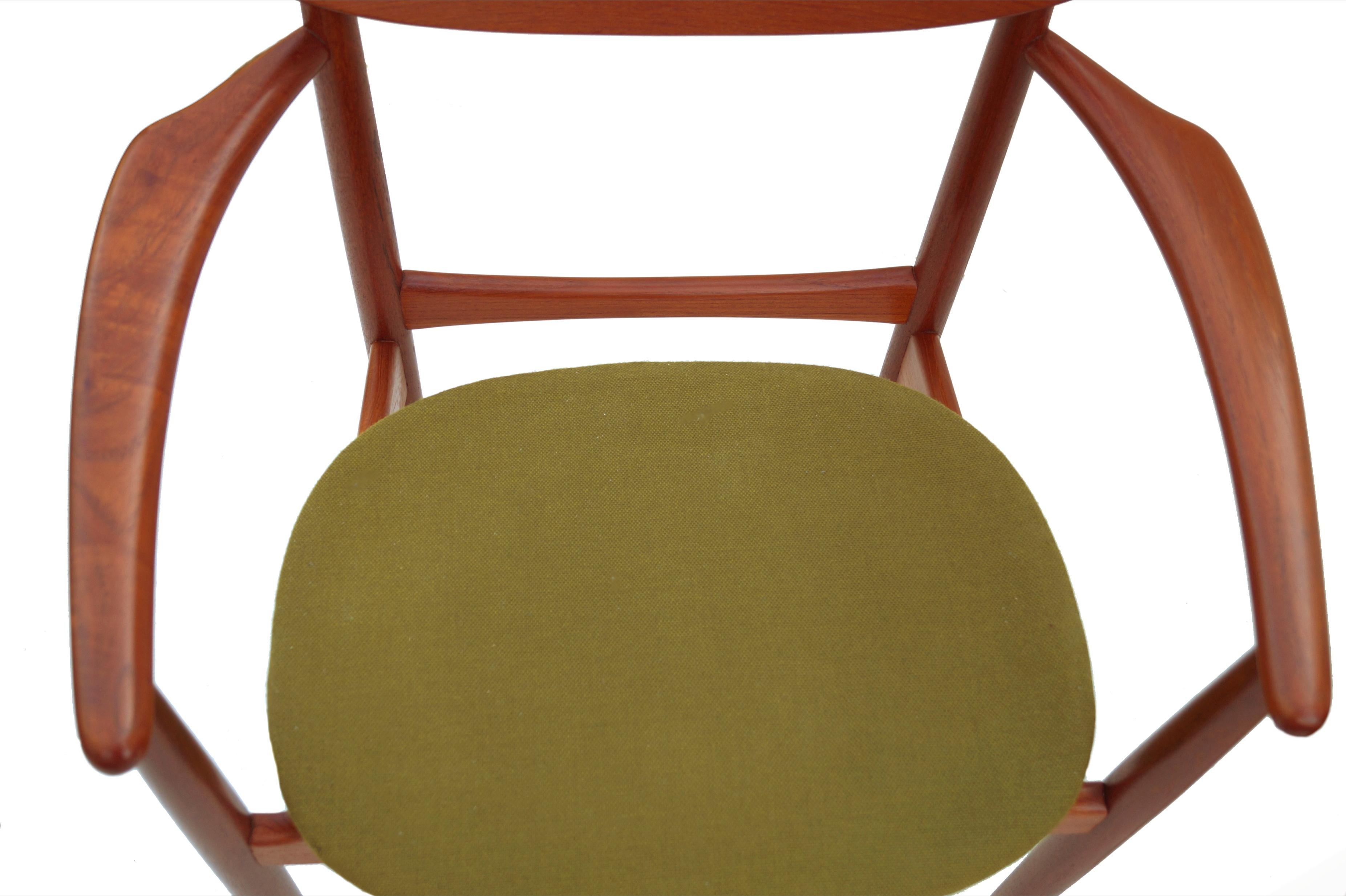 Danish Pair of Teak Scandinavian Modern Sculptural Peter Hvidt Side Arm Lounge Chairs For Sale