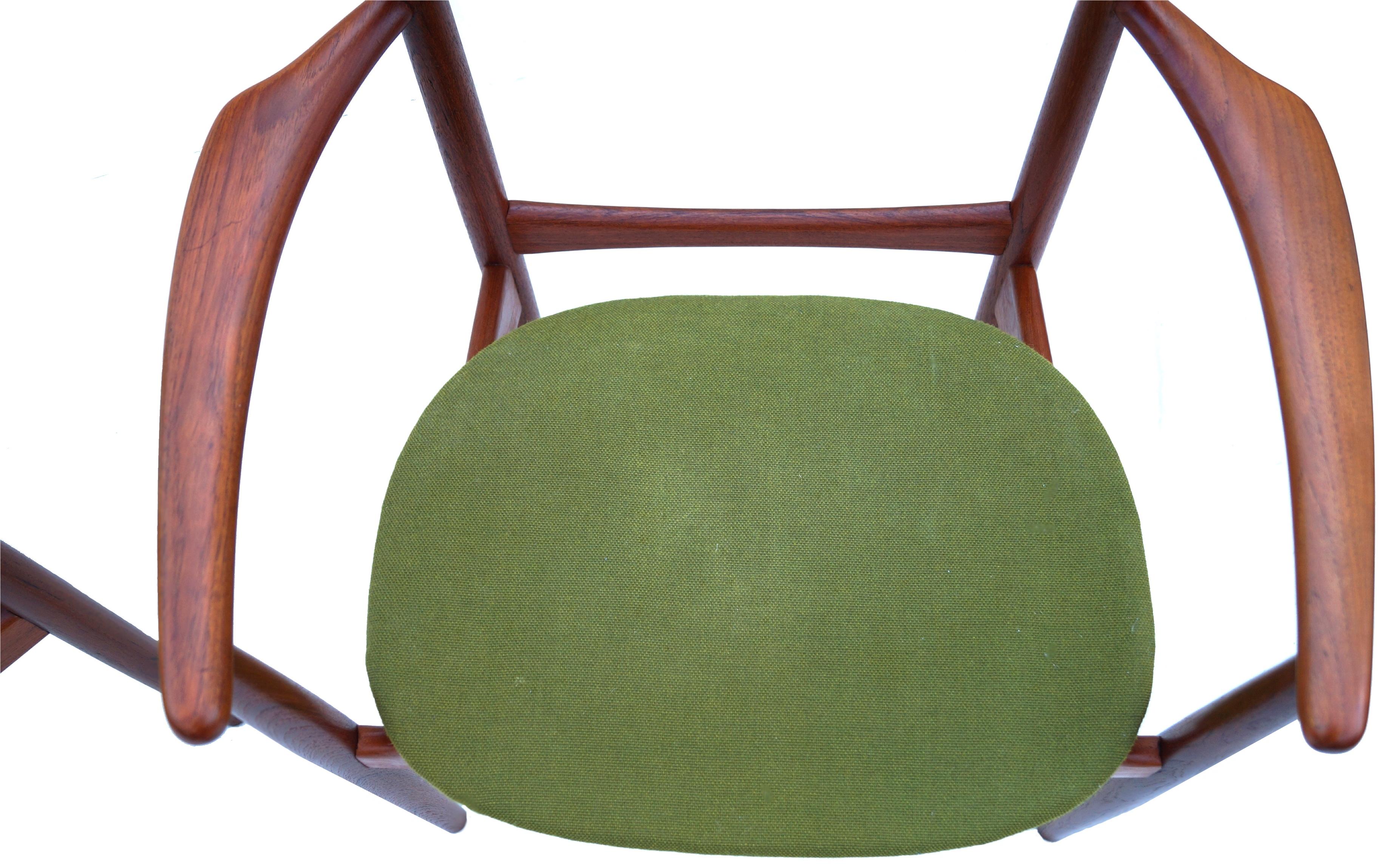 Danois Paire de fauteuils de salon d'appoint sculptés en teck de style scandinave moderne Peter Hvidt en vente