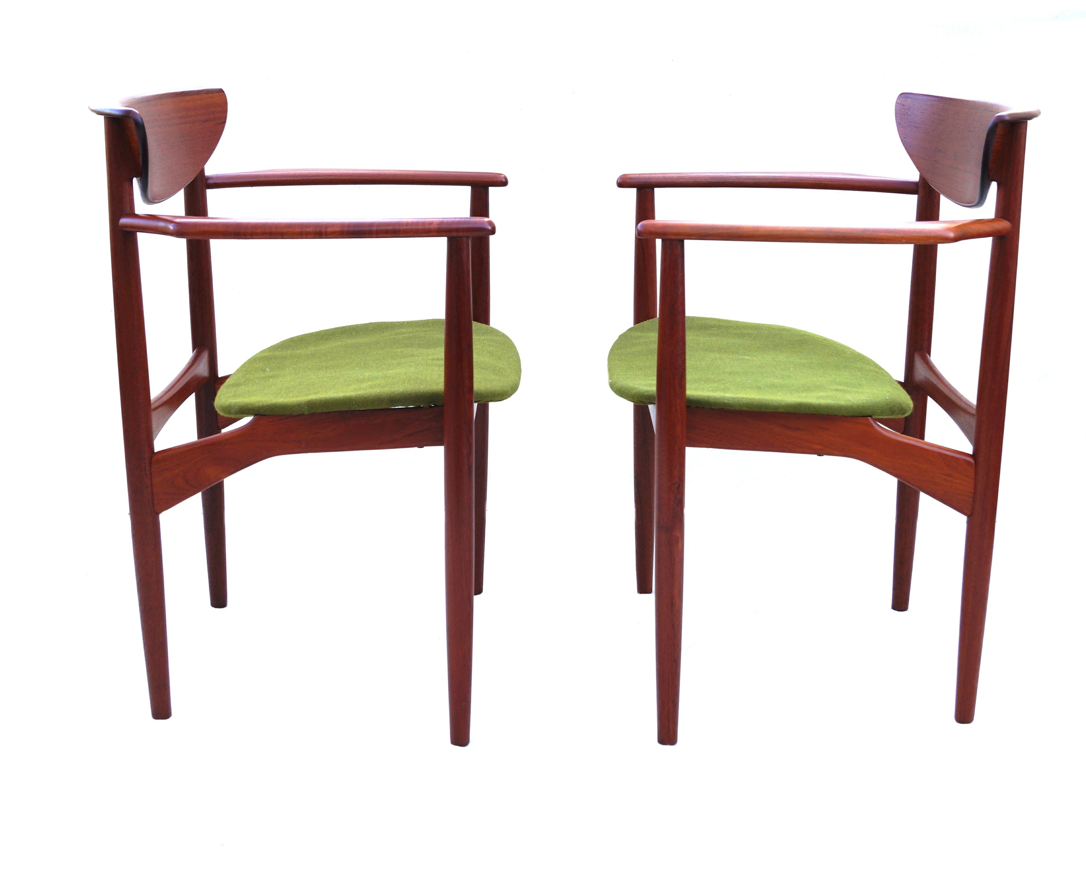 Mid-20th Century Pair of Teak Scandinavian Modern Sculptural Peter Hvidt Side Arm Lounge Chairs For Sale