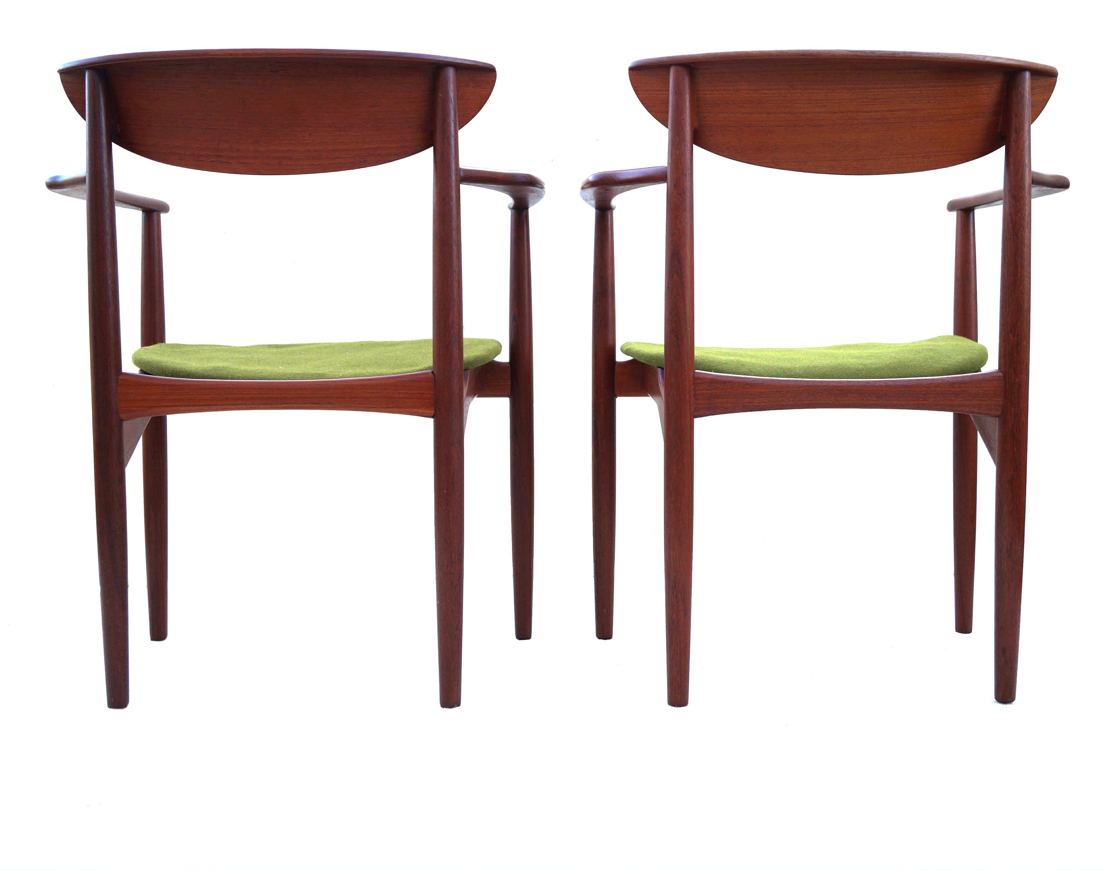 Pair of Teak Scandinavian Modern Sculptural Peter Hvidt Side Arm Lounge Chairs 1