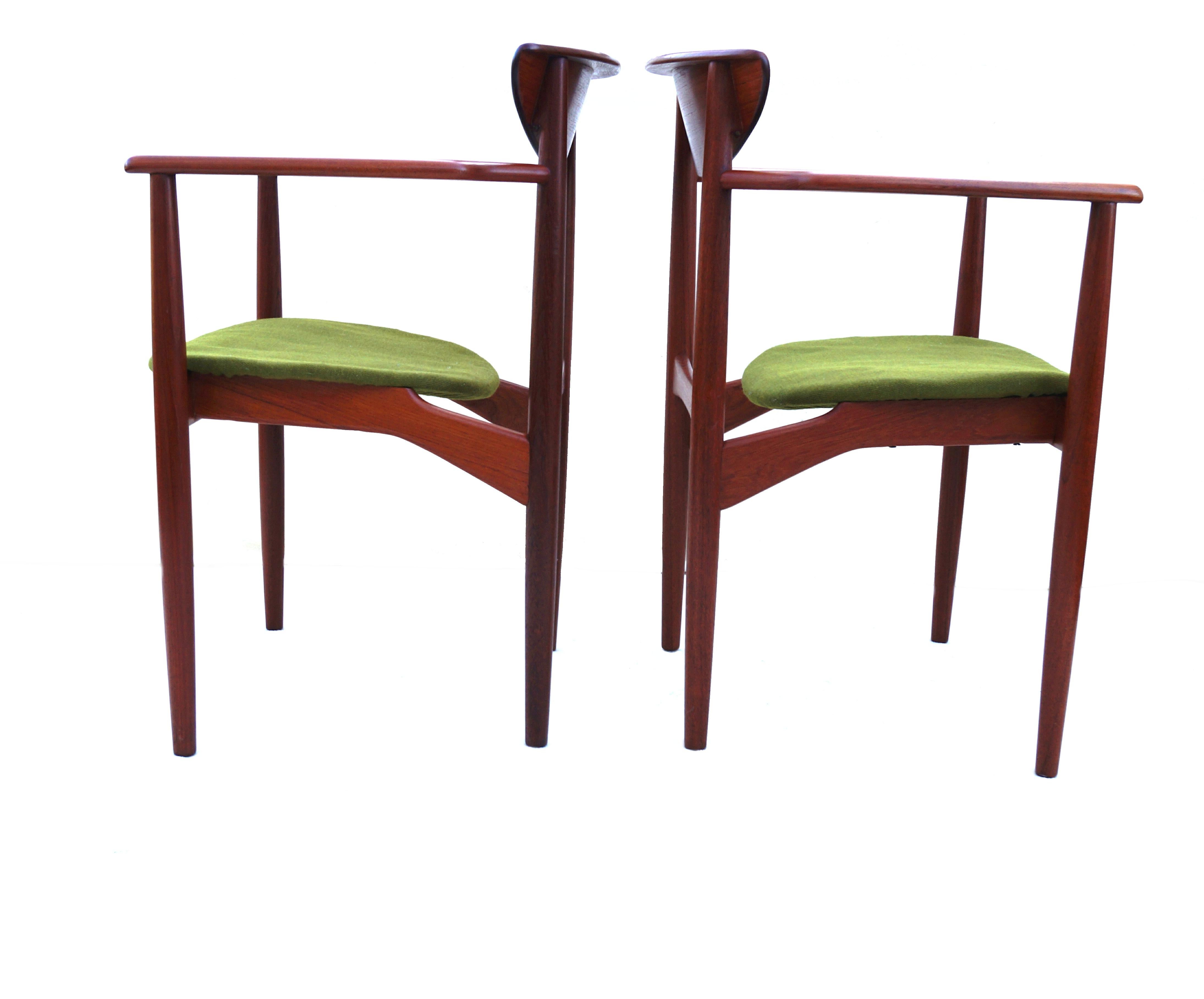 Teck Paire de fauteuils de salon d'appoint sculptés en teck de style scandinave moderne Peter Hvidt en vente