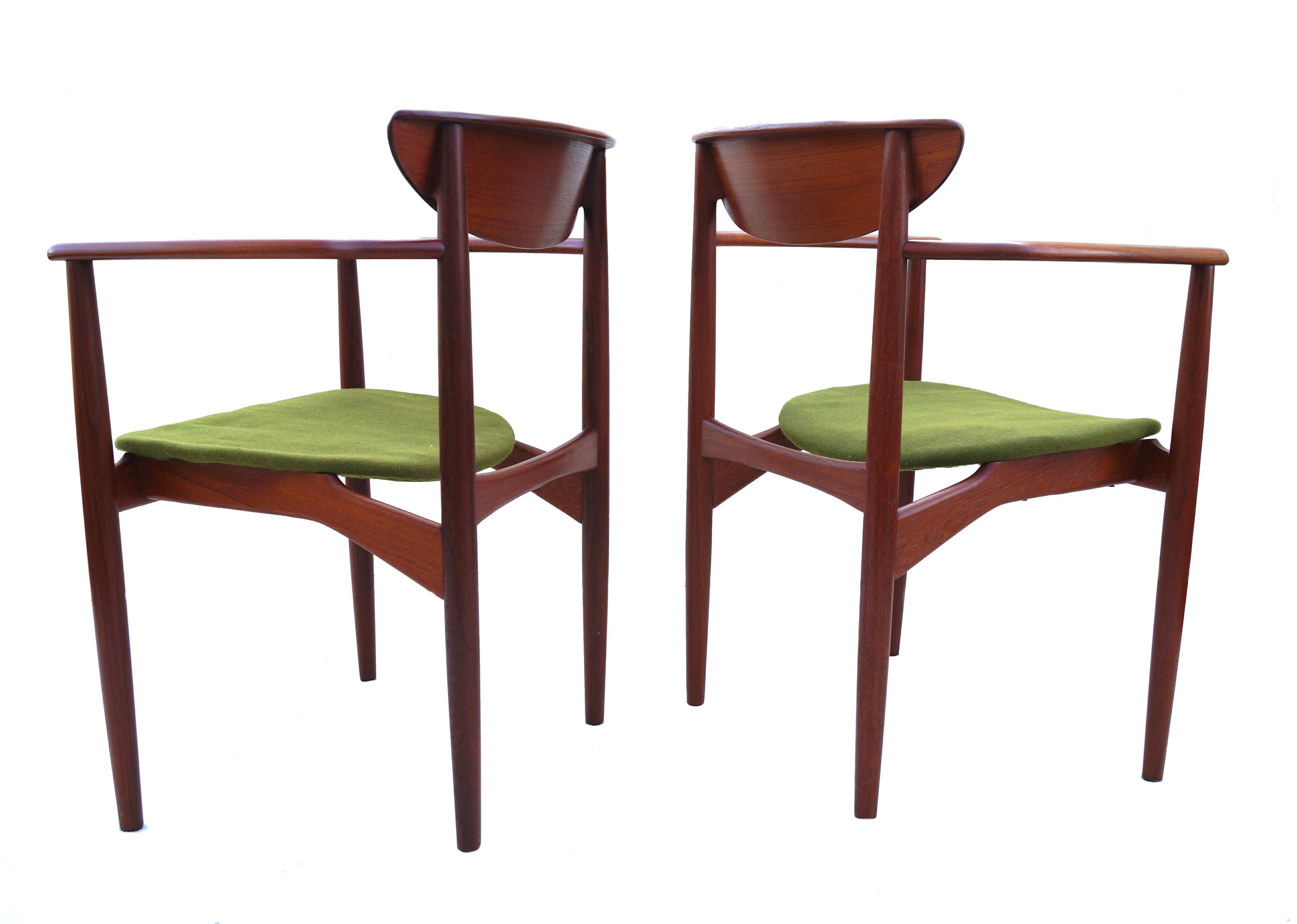 Pair of Teak Scandinavian Modern Sculptural Peter Hvidt Side Arm Lounge Chairs For Sale 3