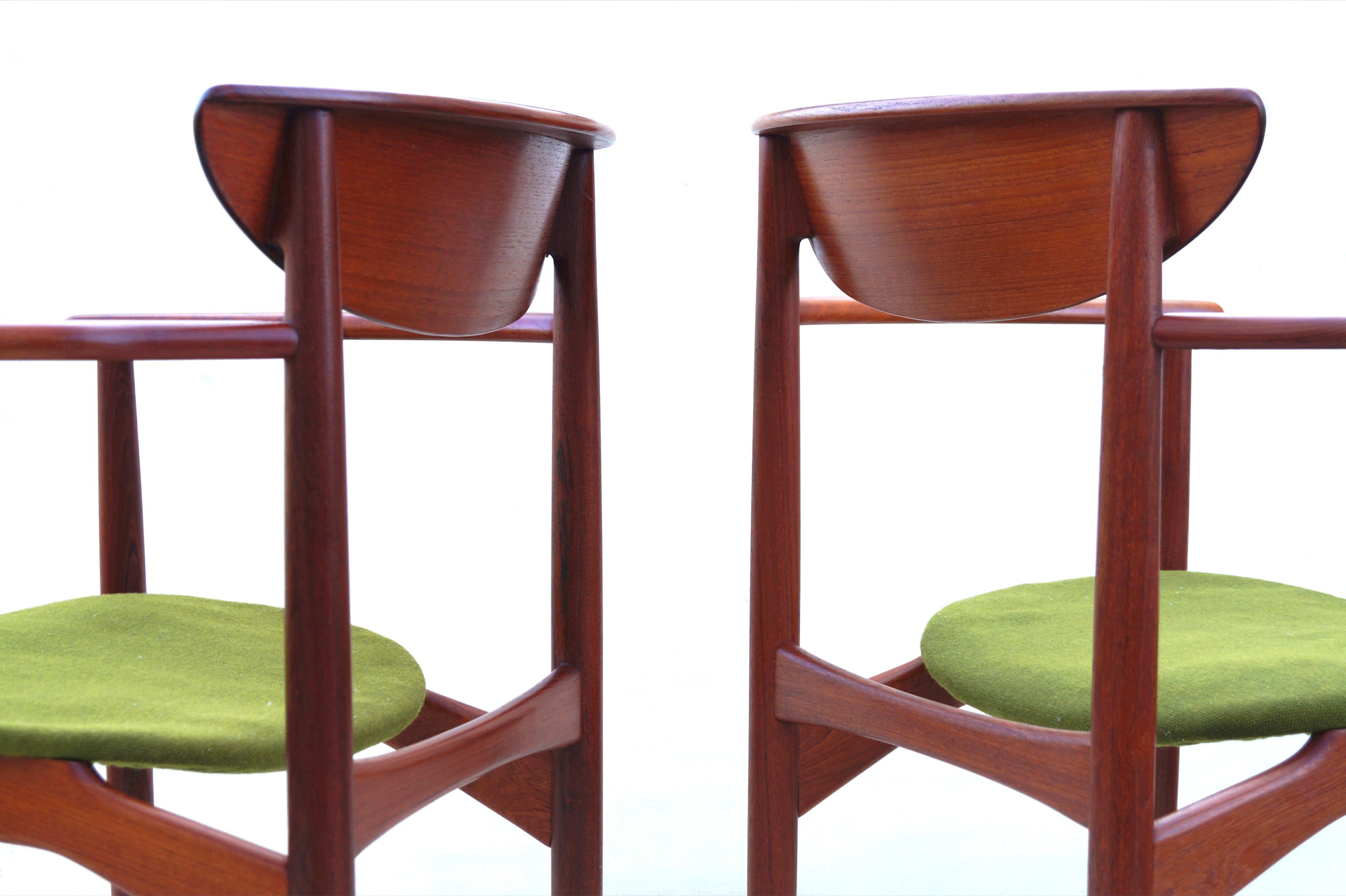 Pair of Teak Scandinavian Modern Sculptural Peter Hvidt Side Arm Lounge Chairs 4