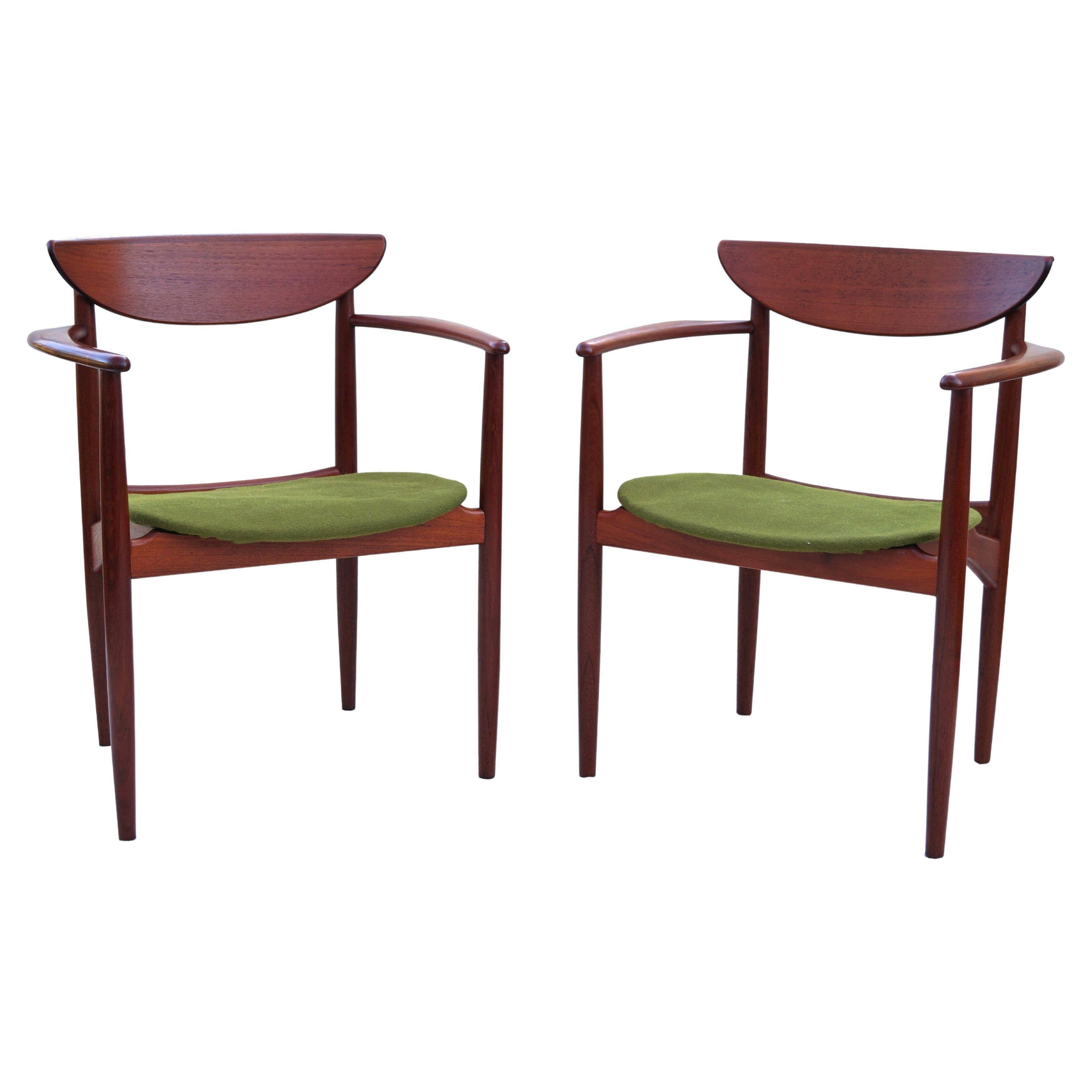 Pair of Teak Scandinavian Modern Sculptural Peter Hvidt Side Arm Lounge Chairs