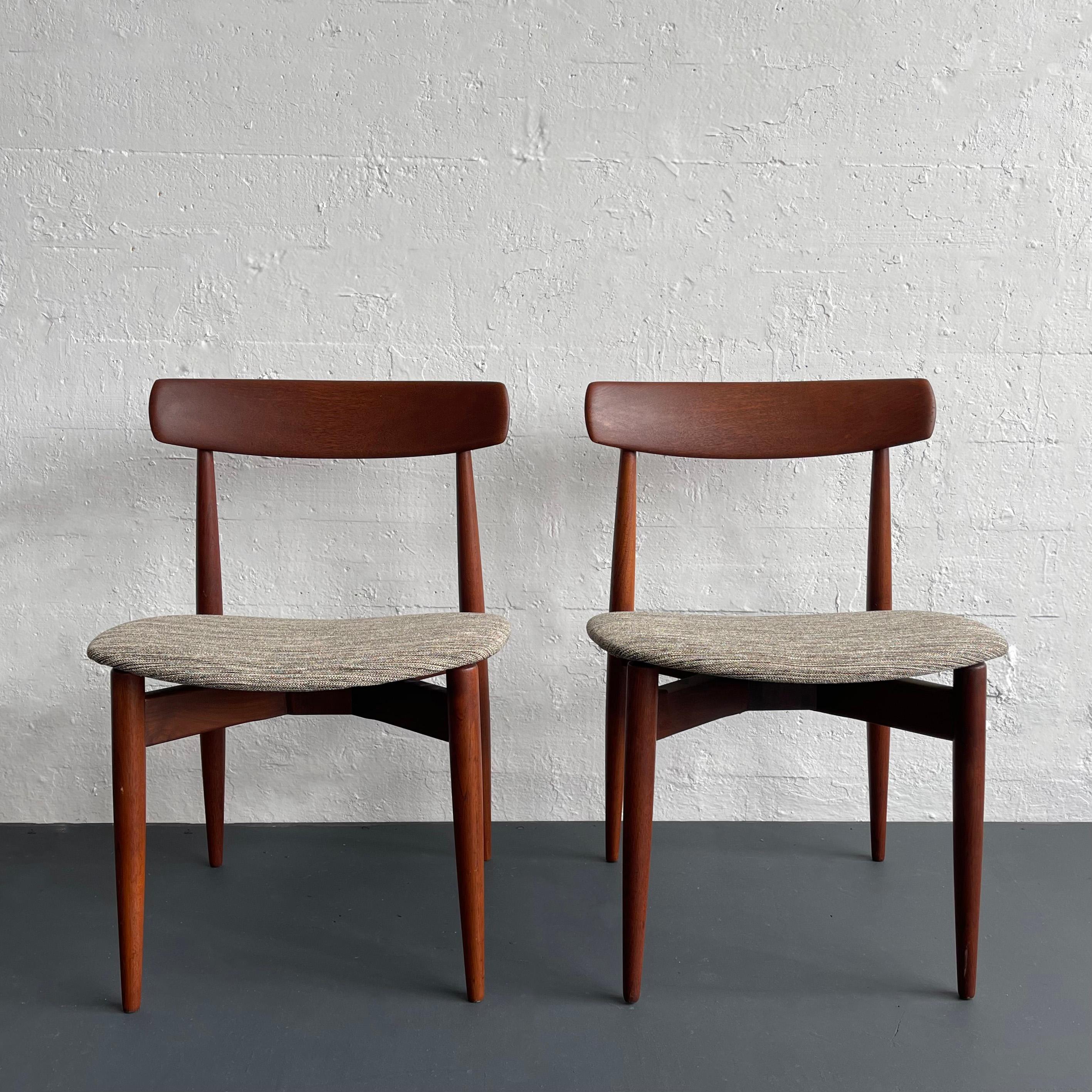 Scandinave moderne Paire de chaises de salle à manger en teck par H.W. Klein pour Bramin Mobler en vente