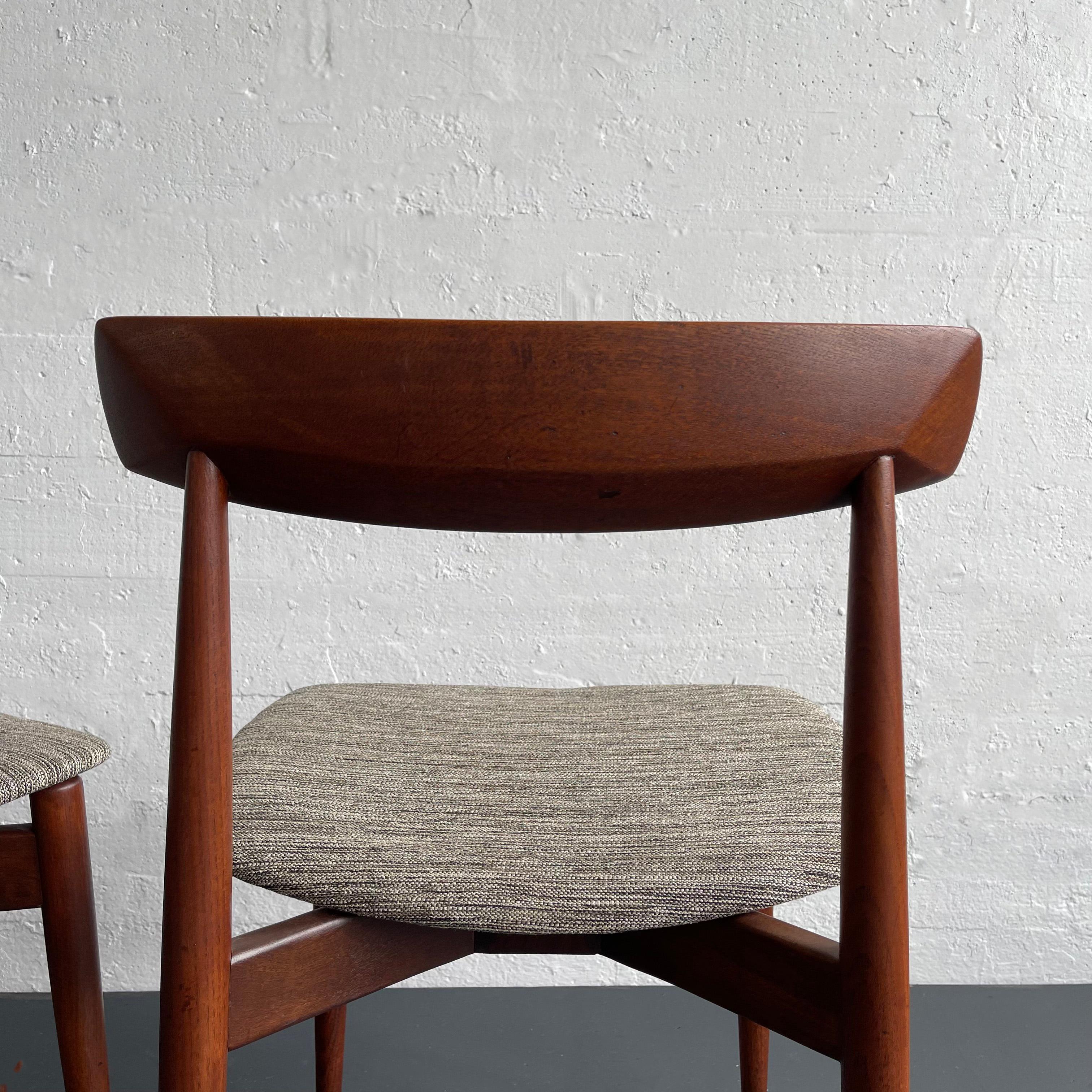 Tissu Paire de chaises de salle à manger en teck par H.W. Klein pour Bramin Mobler en vente
