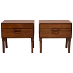 Paire de tables d'appoint ou de tables de nuit en teck