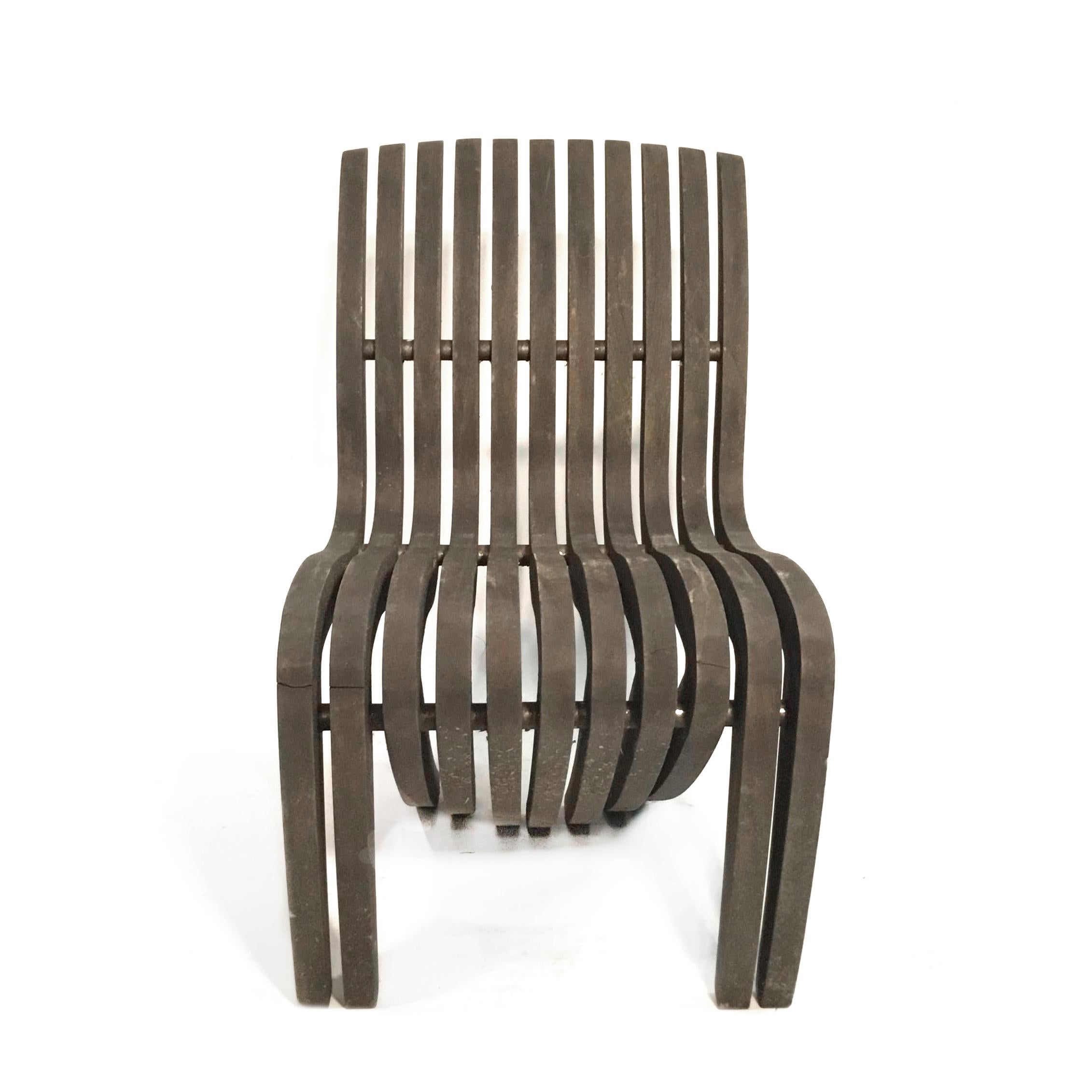 Coppia di sedie in legno di teak e un'ottomana
Un design a onde unico intitolato 