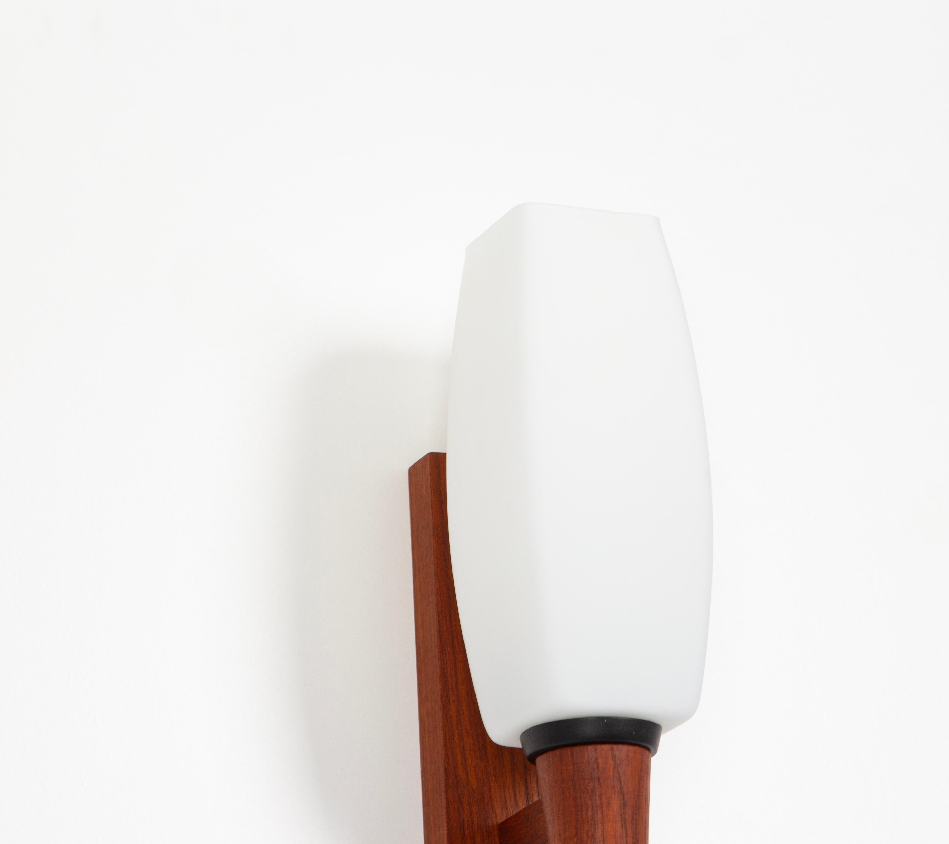 Mid-Century Modern Pair of Teak Wall Lights by Kaiser, Germany 1960s For Sale