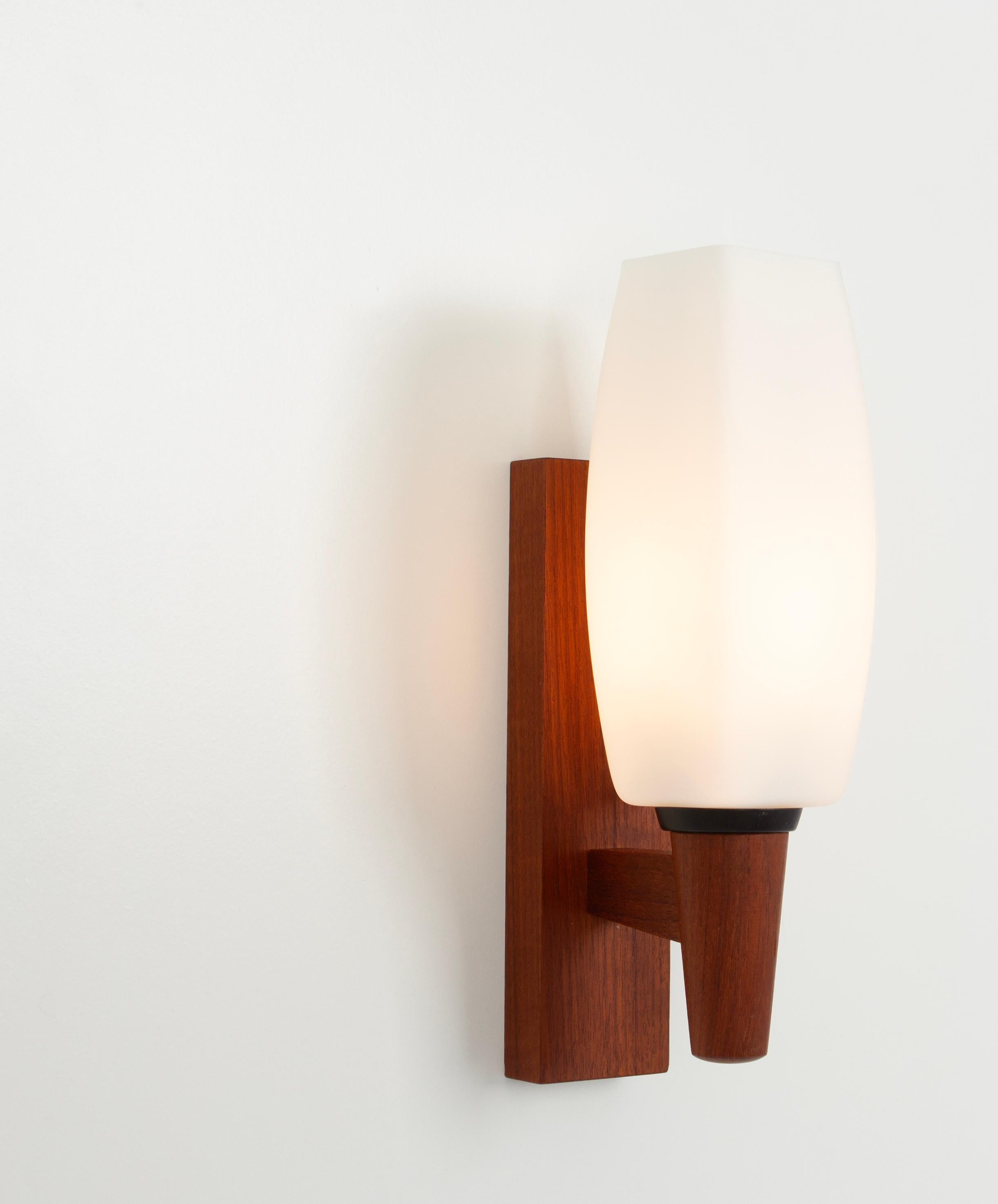 Pair of Teak Wall Lights by Kaiser, Germany 1960s In Good Condition For Sale In Aachen, NRW