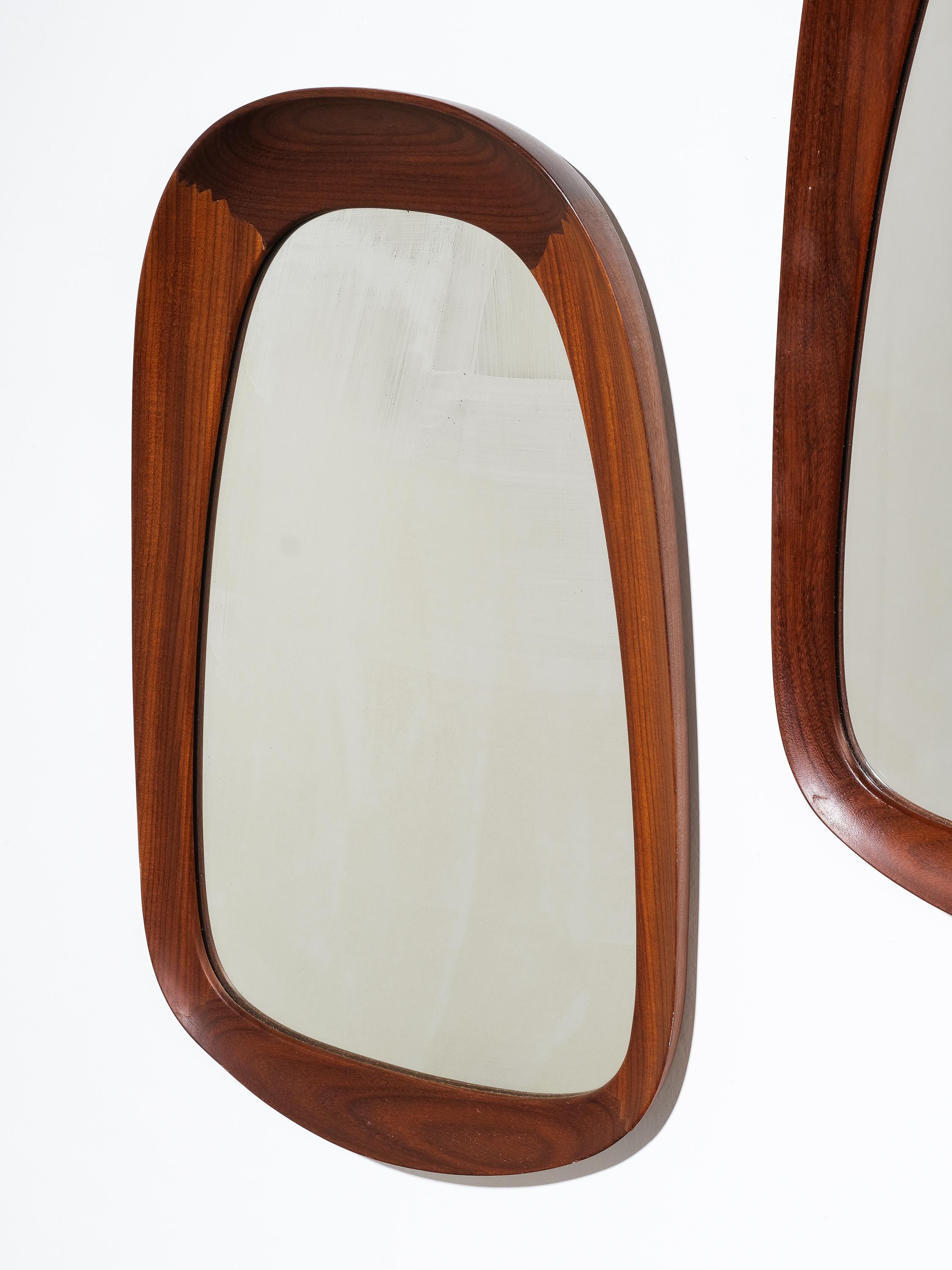 Ein Paar Wandspiegel aus Teakholz mit Kristallglas von Glas & Trä, Schweden, 1950er Jahre (Skandinavische Moderne) im Angebot
