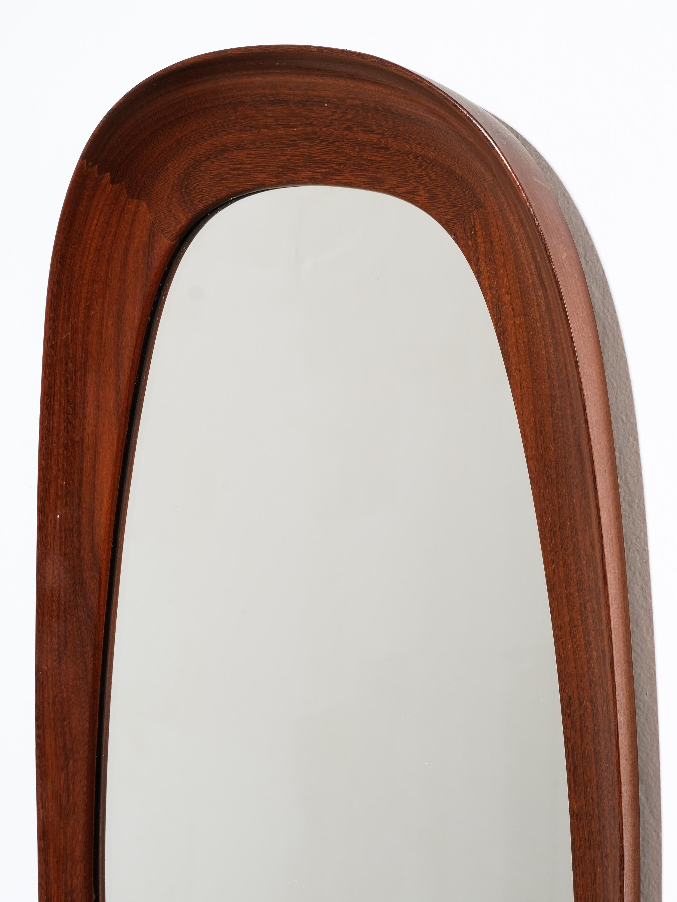 Ein Paar Wandspiegel aus Teakholz mit Kristallglas von Glas & Trä, Schweden, 1950er Jahre (Schwedisch) im Angebot