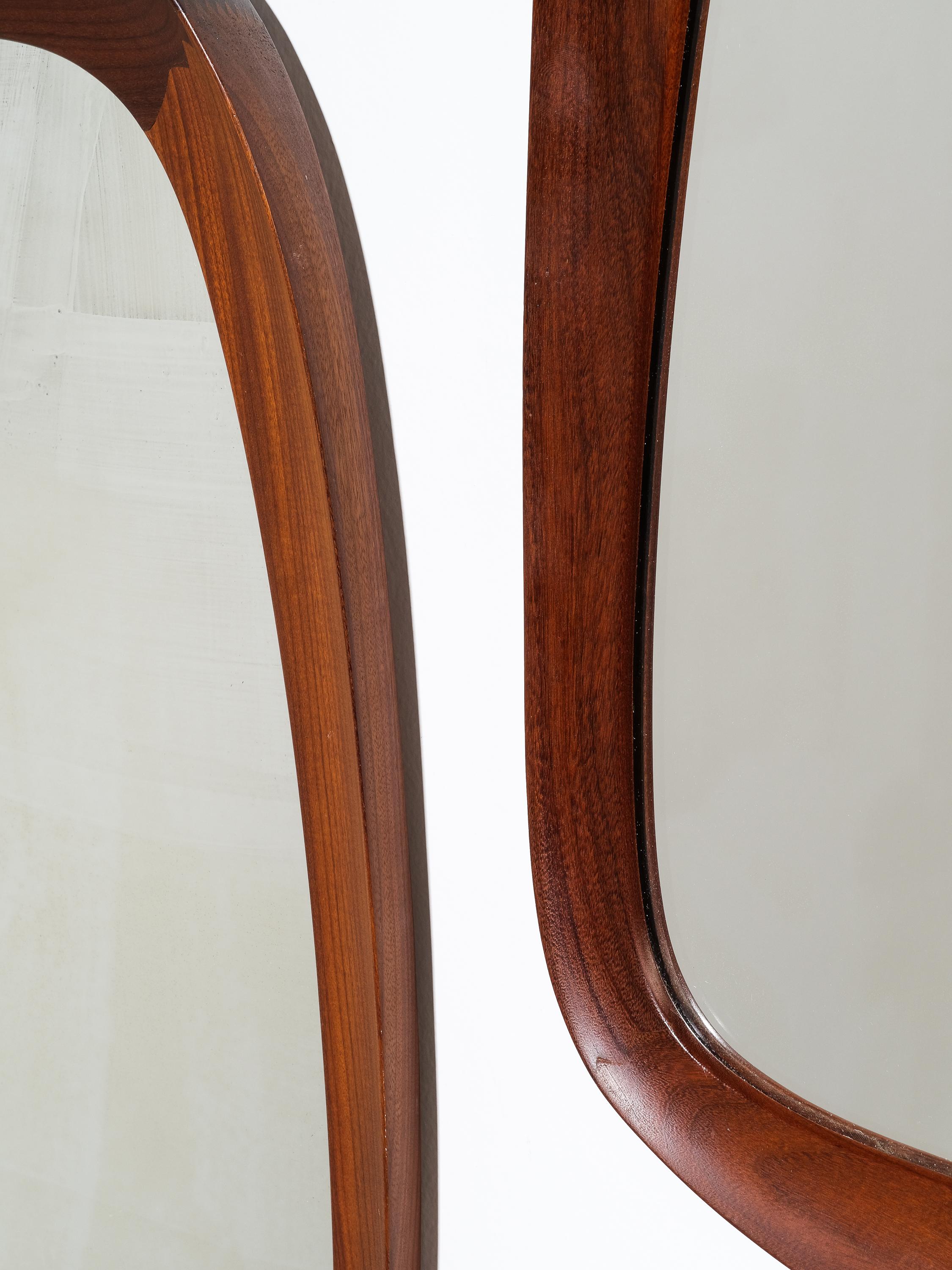 Ein Paar Wandspiegel aus Teakholz mit Kristallglas von Glas & Trä, Schweden, 1950er Jahre im Zustand „Gut“ im Angebot in Karis, Nyland