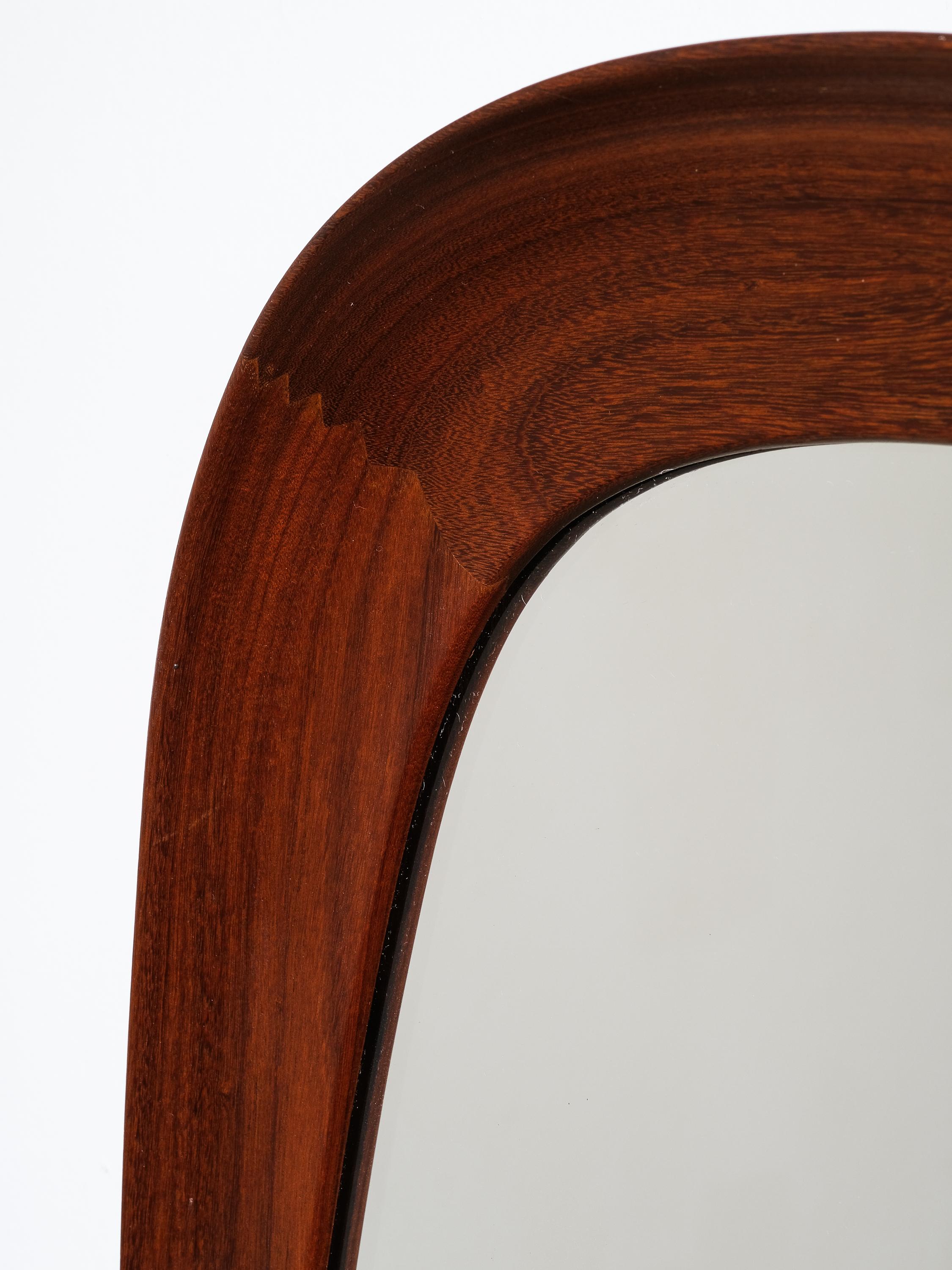 Ein Paar Wandspiegel aus Teakholz mit Kristallglas von Glas & Trä, Schweden, 1950er Jahre (Mitte des 20. Jahrhunderts) im Angebot