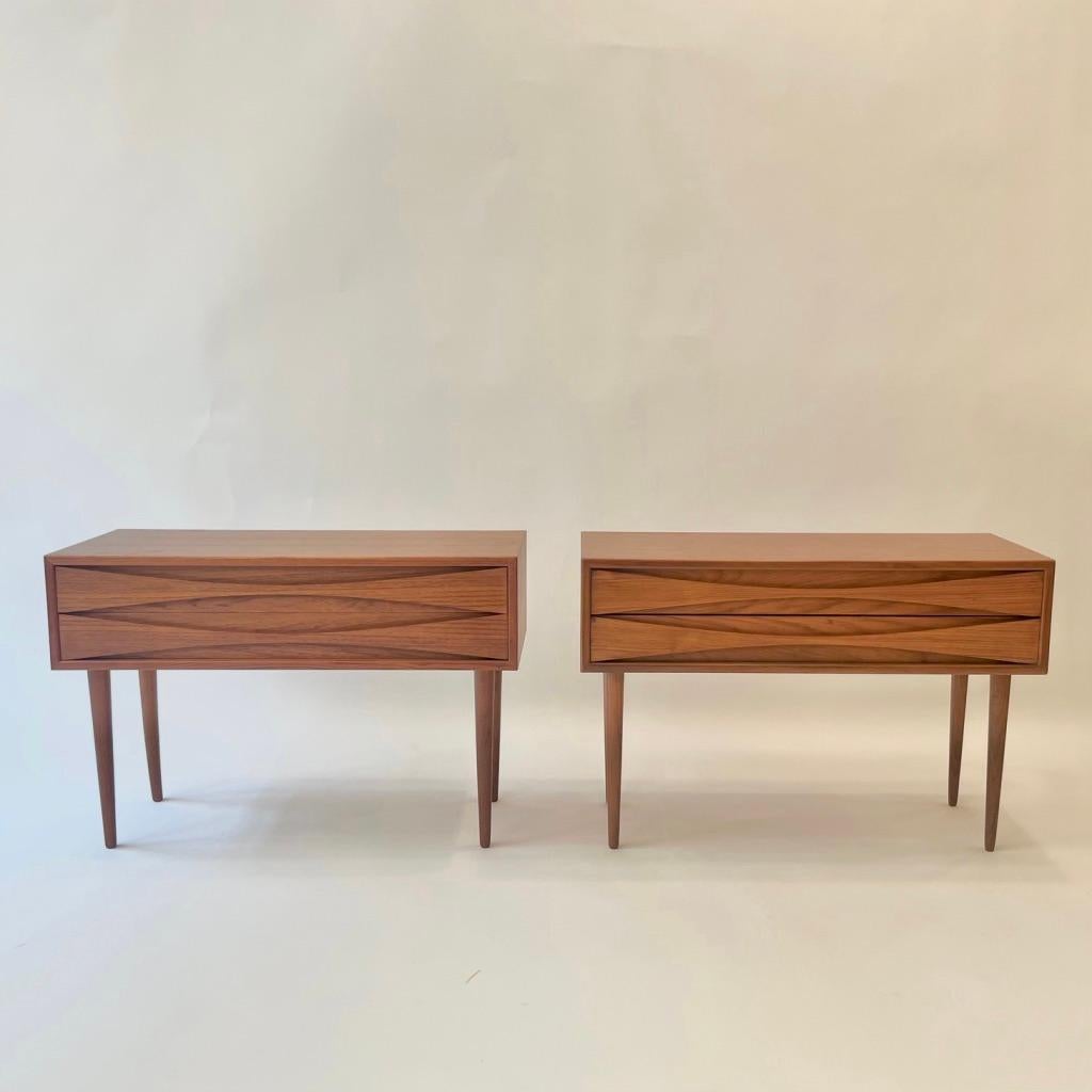 Zwei große Nachttische aus Teakholz, entworfen von Niels Clausen in Dänemark, ca. 1960er Jahre
Produziert von NC Møbler Odense, Dänemark.
Zwei Schubladen auf jedem Tisch. Schöne Details. Geformte Züge. Verjüngte Beine.
L 80 x T 32 x H 55
