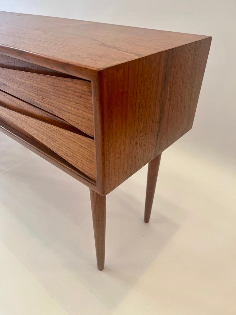 Paire de tables de chevet en teck par Niels Clausen, Danemark vers 1960 en vente 2
