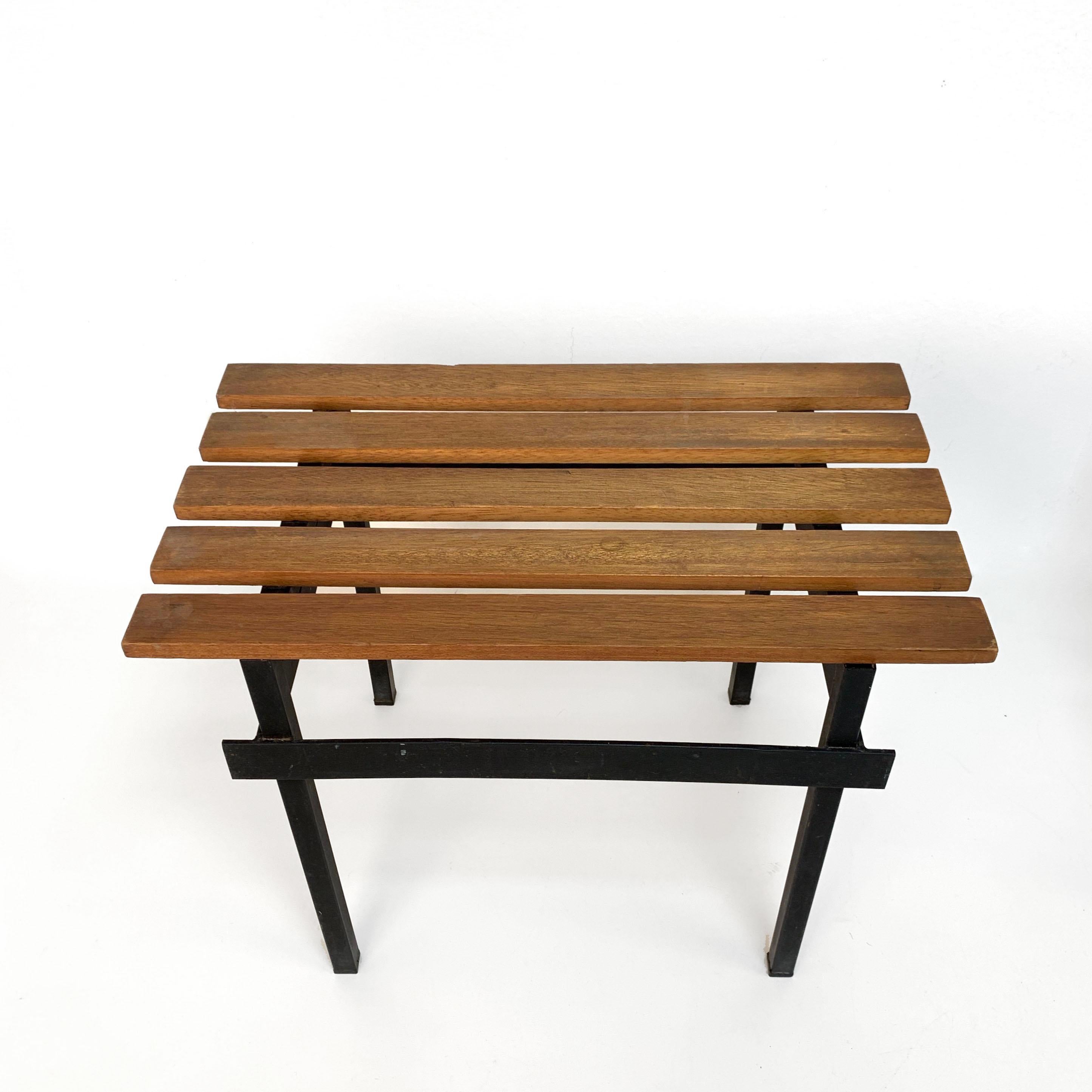 Pair of Teak Wood and Enamelled Metal Benches, Italy, 1960s In Good Condition In Roma, IT