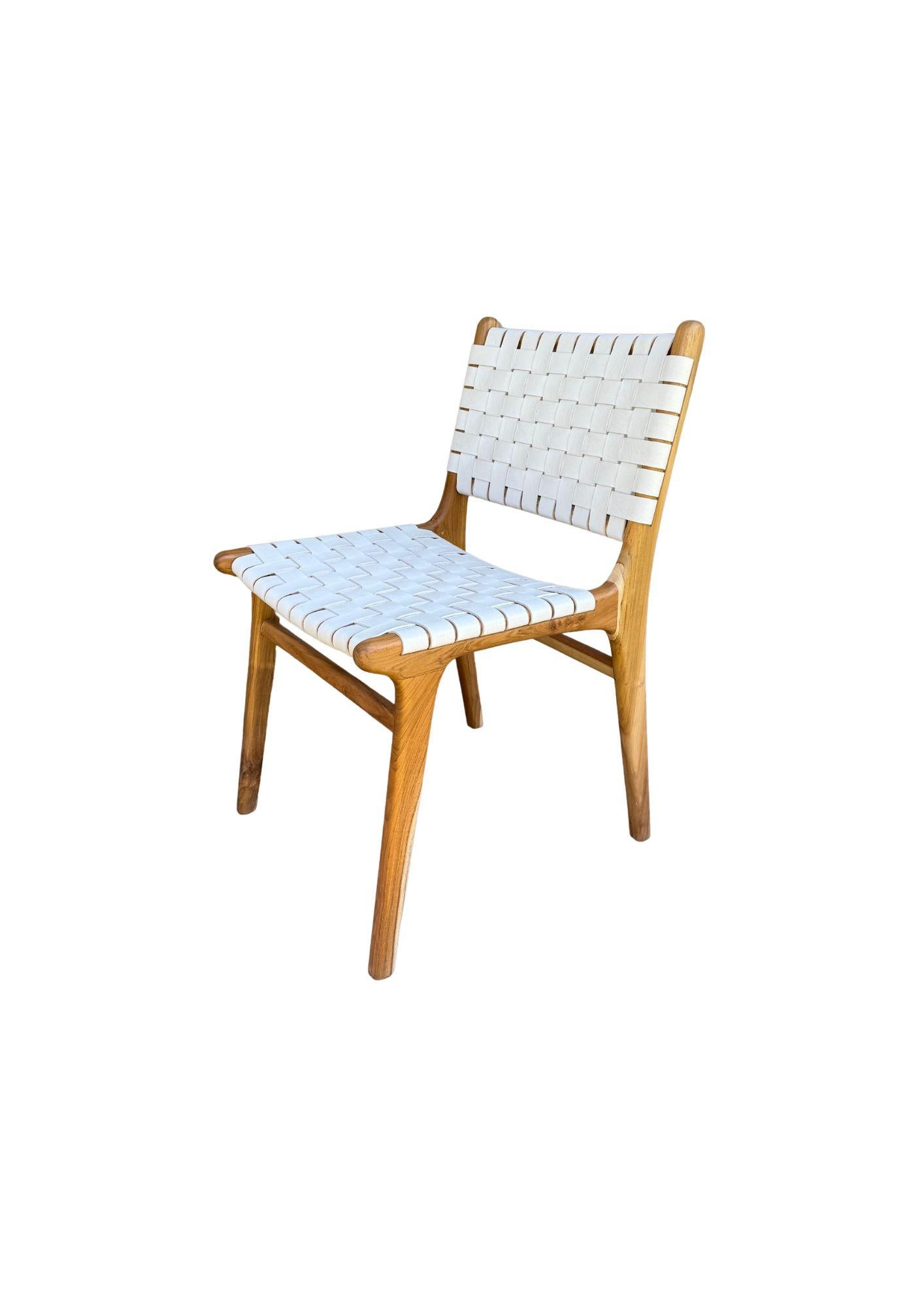 Paire de chaises en teck et cuir tressé, fabriquées à la main. Ces chaises sont fabriquées par des artisans locaux qui utilisent une technique d'assemblage du bois sans utiliser de clous. Ils présentent une texture boisée subtile et sont robustes.