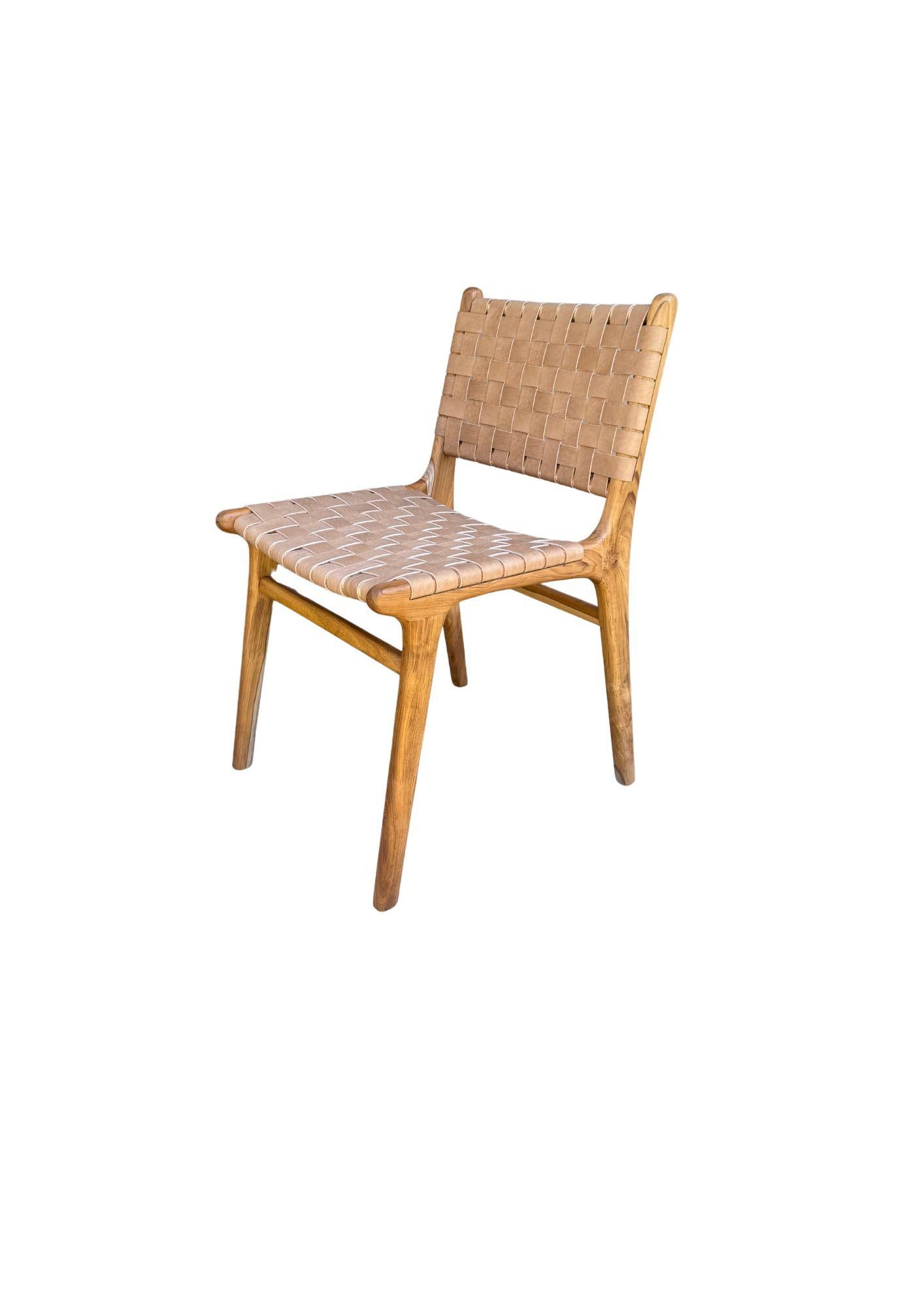 Ein Paar handgefertigter Stühle mit Teakholzrahmen und geflochtenen Lederriemen. Diese Stühle werden von lokalen Handwerkern mit einer Holzverbindungstechnik ohne Nägel hergestellt. Sie weisen eine dezente Holzstruktur auf und sind robust und