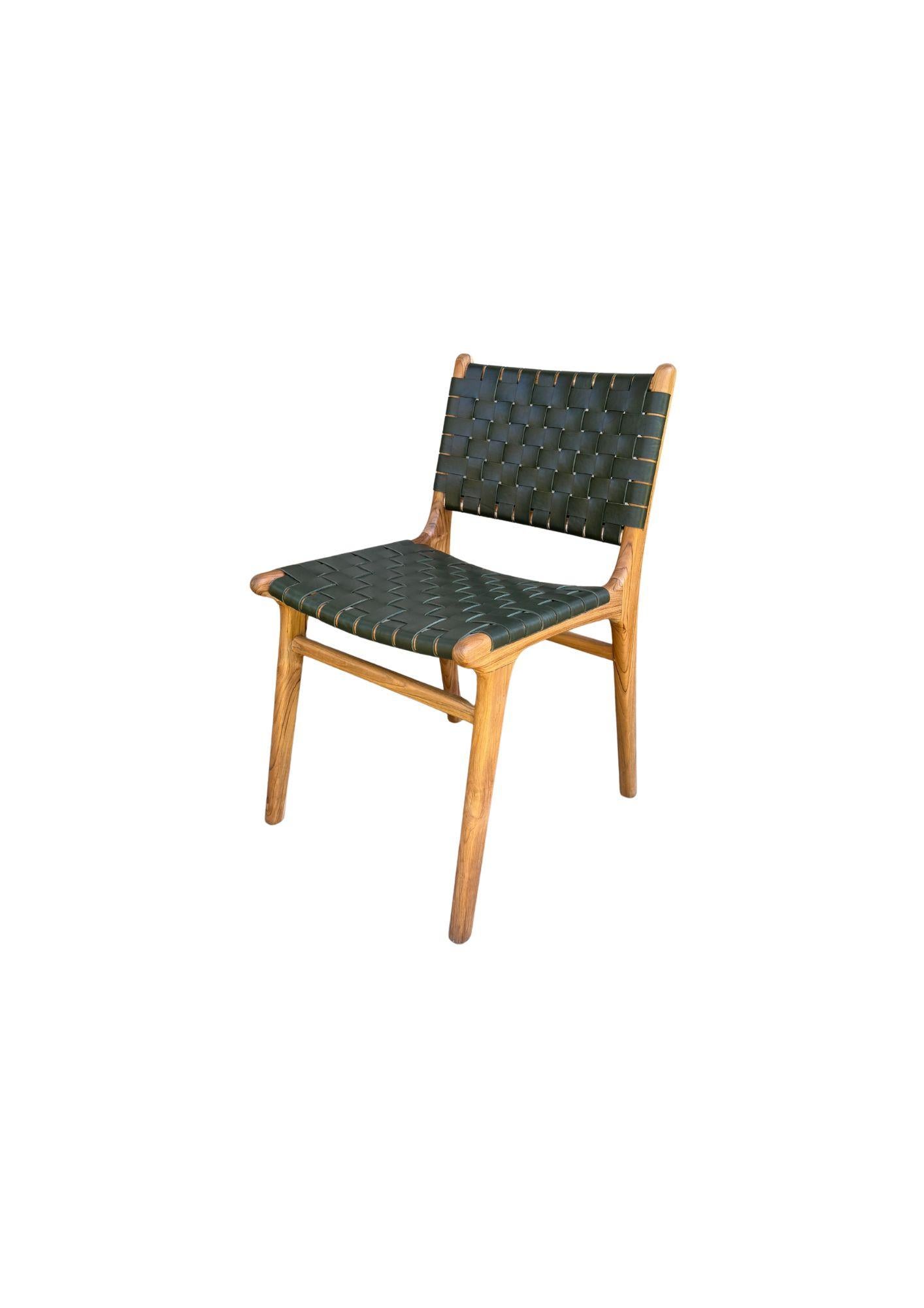 Paire de chaises en teck et cuir tressé, fabriquées à la main. Ces chaises sont fabriquées par des artisans locaux qui utilisent une technique d'assemblage du bois sans utiliser de clous. Ils présentent une texture boisée subtile et sont robustes.