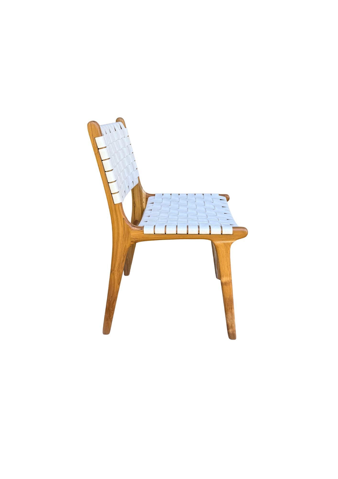 Moderne Paire de chaises à cadre en Wood Wood, avec assise en cuir tressé en vente