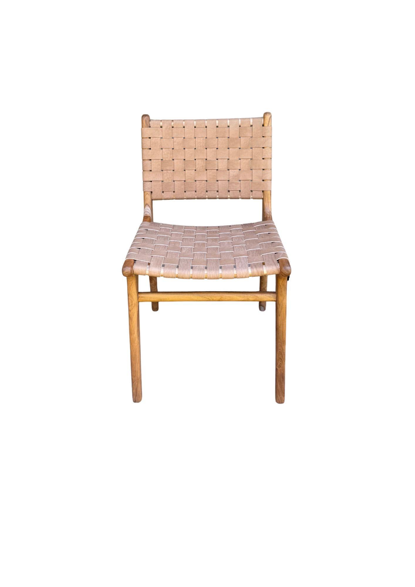 Paar Stühle mit Teakholzrahmen und geflochtenem Ledersitz (Moderne) im Angebot