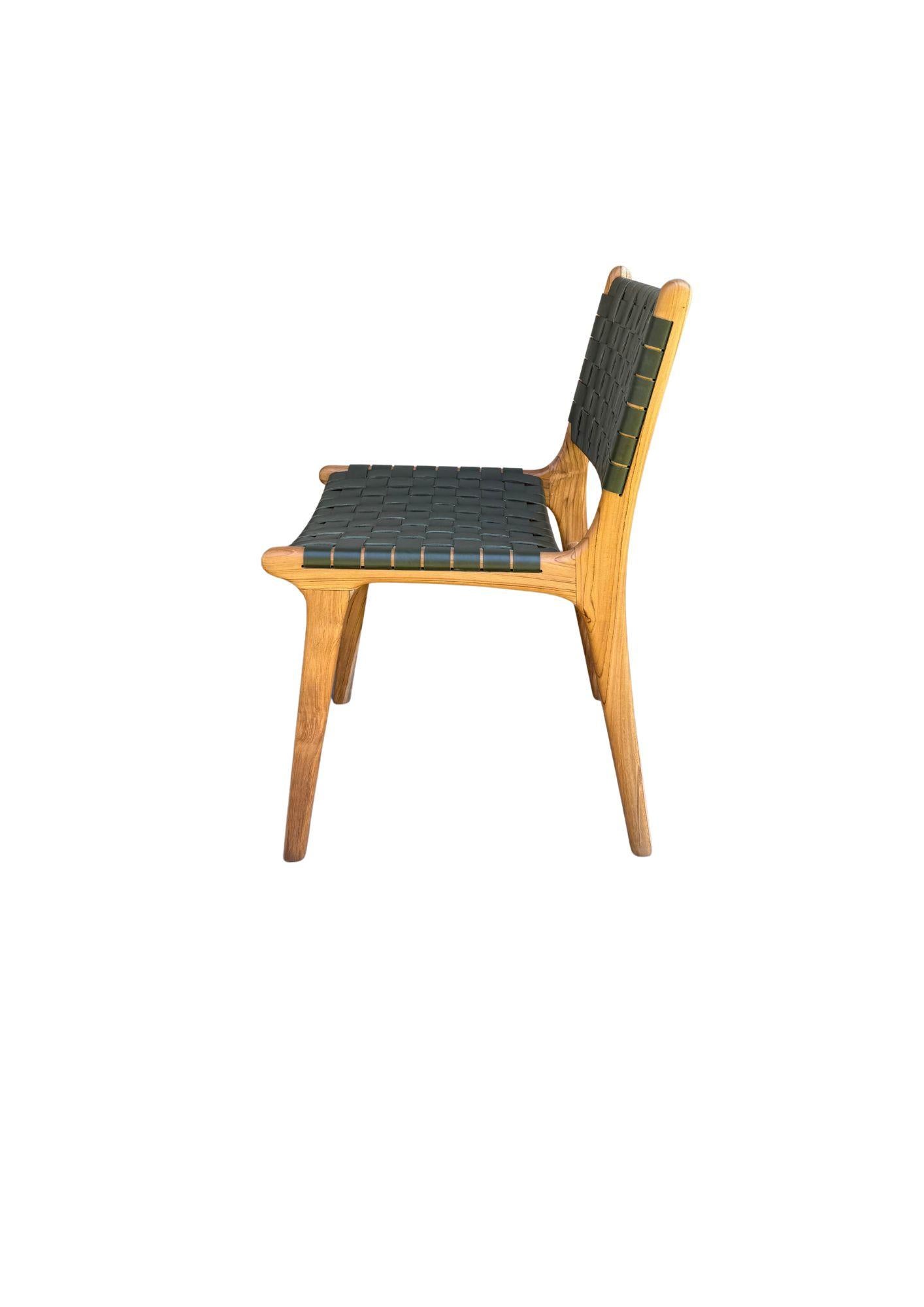 Moderne Paire de chaises à cadre en Wood Wood, avec assise en cuir tressé en vente