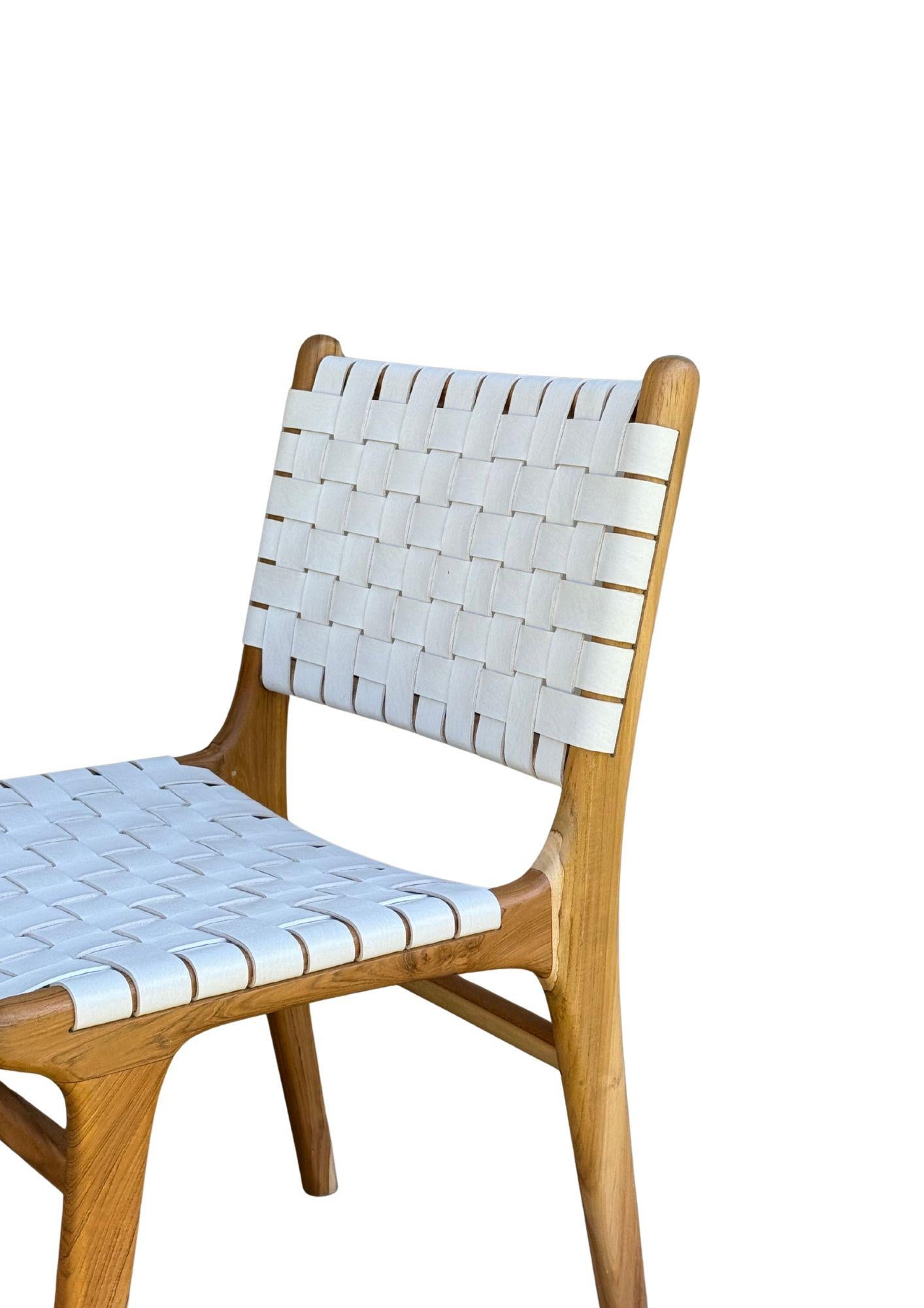Indonésien Paire de chaises à cadre en Wood Wood, avec assise en cuir tressé en vente