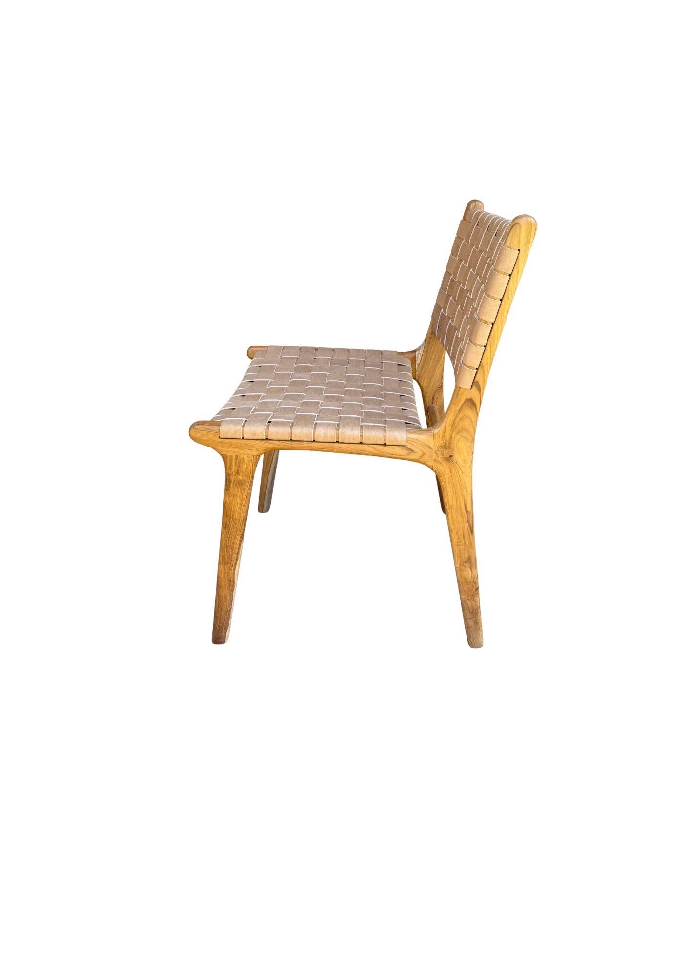 Paar Stühle mit Teakholzrahmen und geflochtenem Ledersitz (Indonesisch) im Angebot