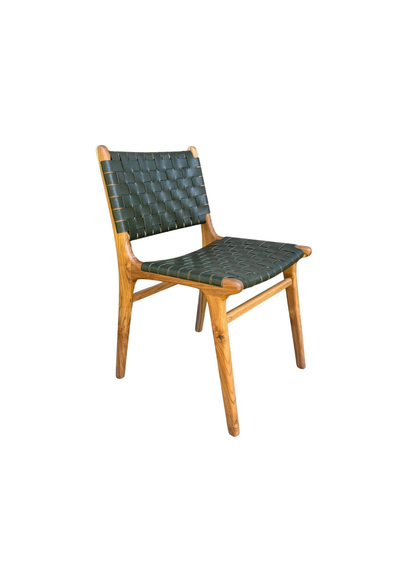Indonésien Paire de chaises à cadre en Wood Wood, avec assise en cuir tressé en vente