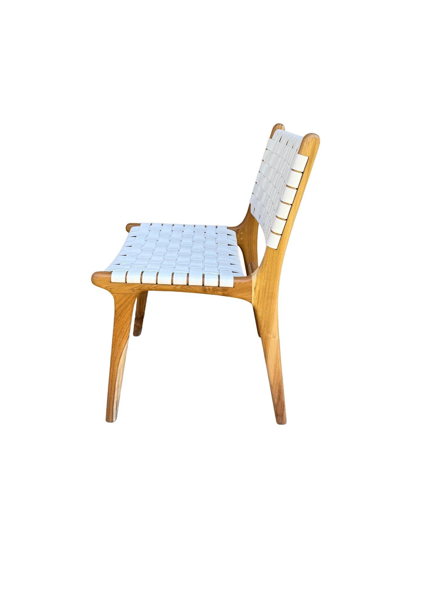 Fait main Paire de chaises à cadre en Wood Wood, avec assise en cuir tressé en vente
