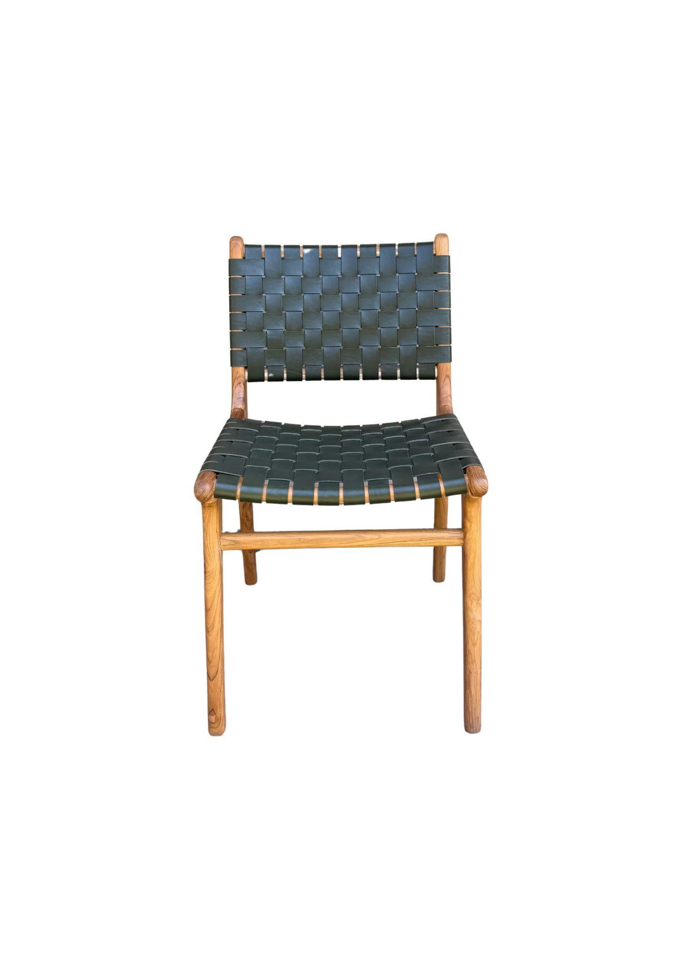Fait main Paire de chaises à cadre en Wood Wood, avec assise en cuir tressé en vente