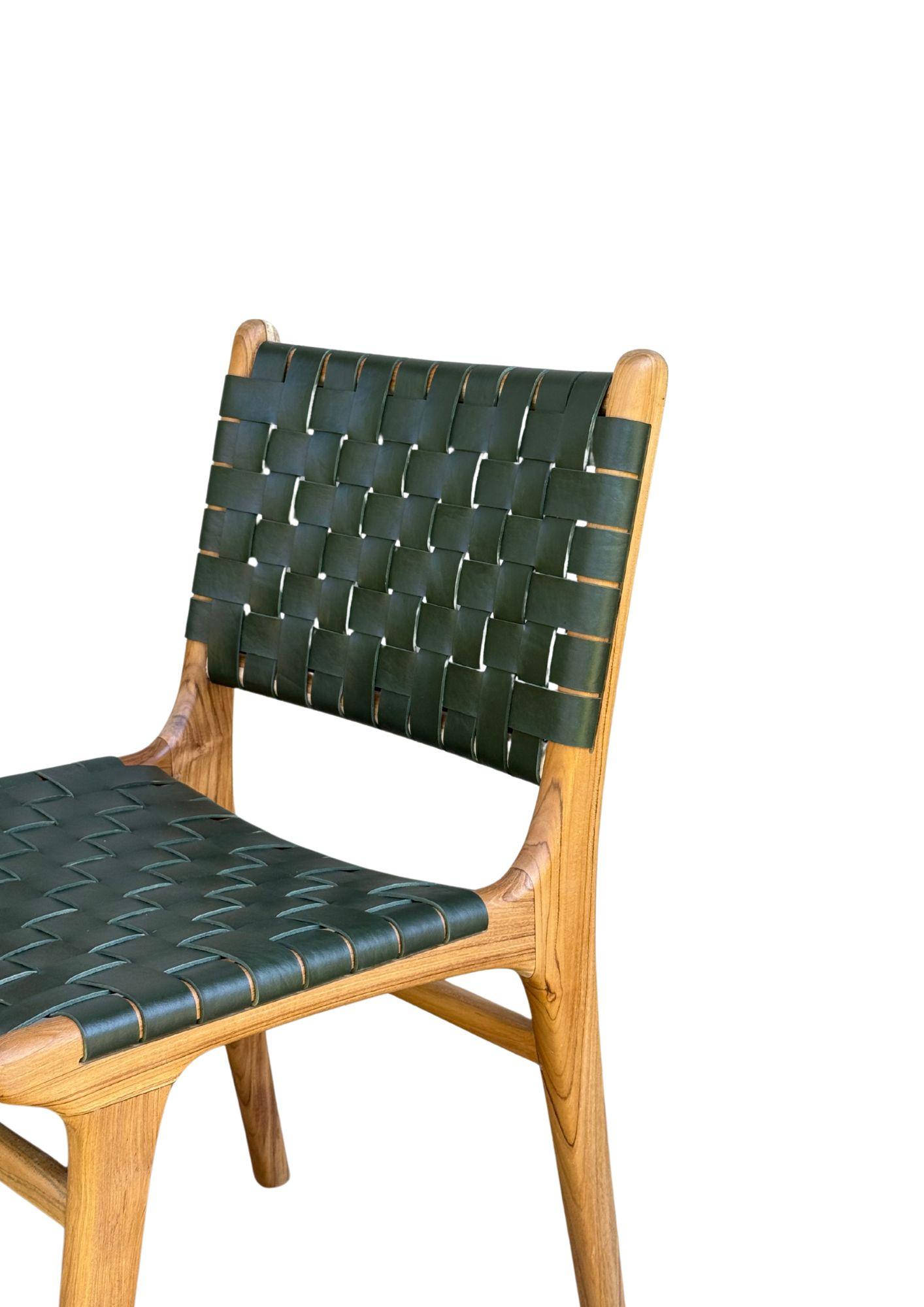 Paire de chaises à cadre en Wood Wood, avec assise en cuir tressé Neuf - En vente à Jimbaran, Bali