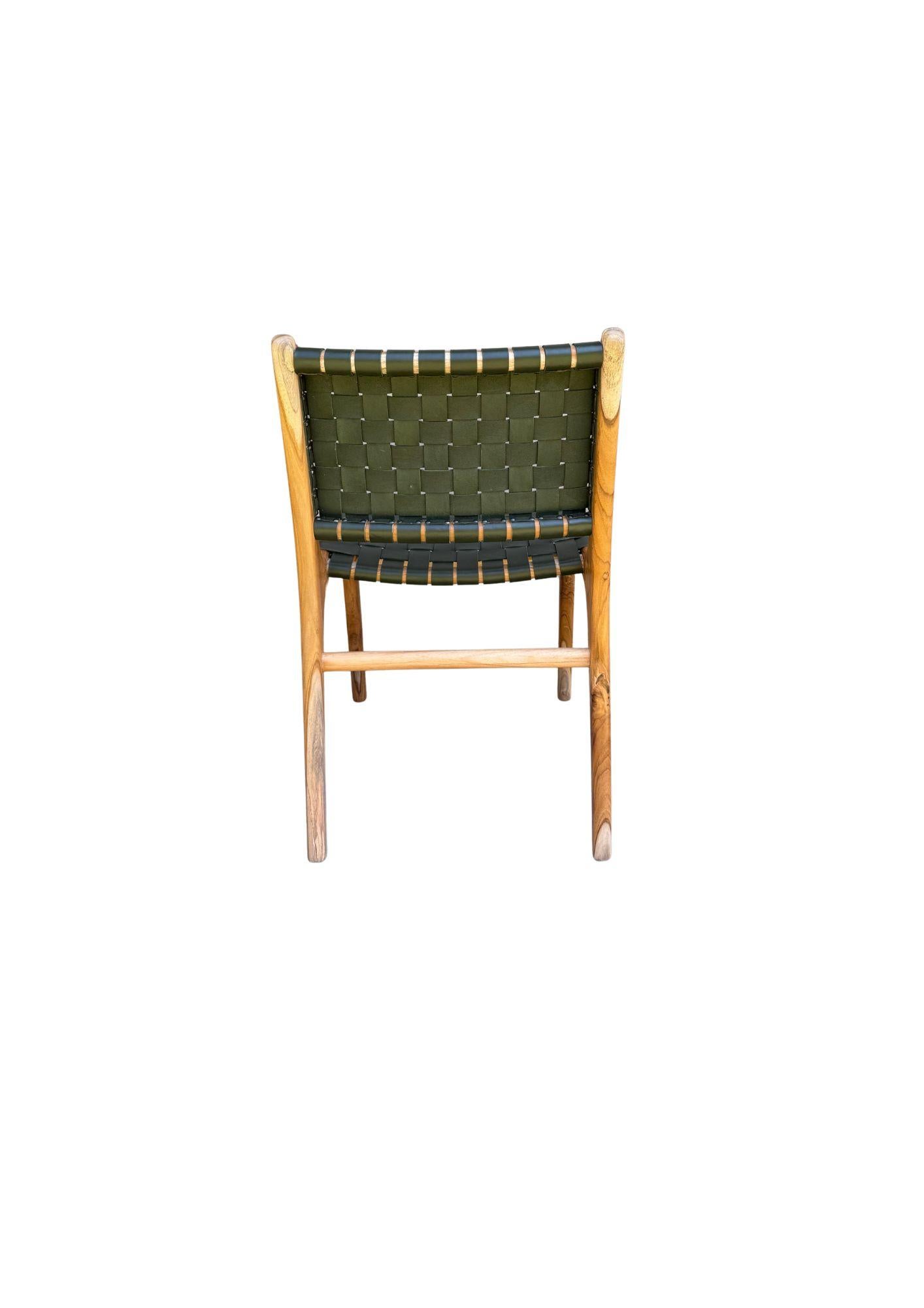 XXIe siècle et contemporain Paire de chaises à cadre en Wood Wood, avec assise en cuir tressé en vente