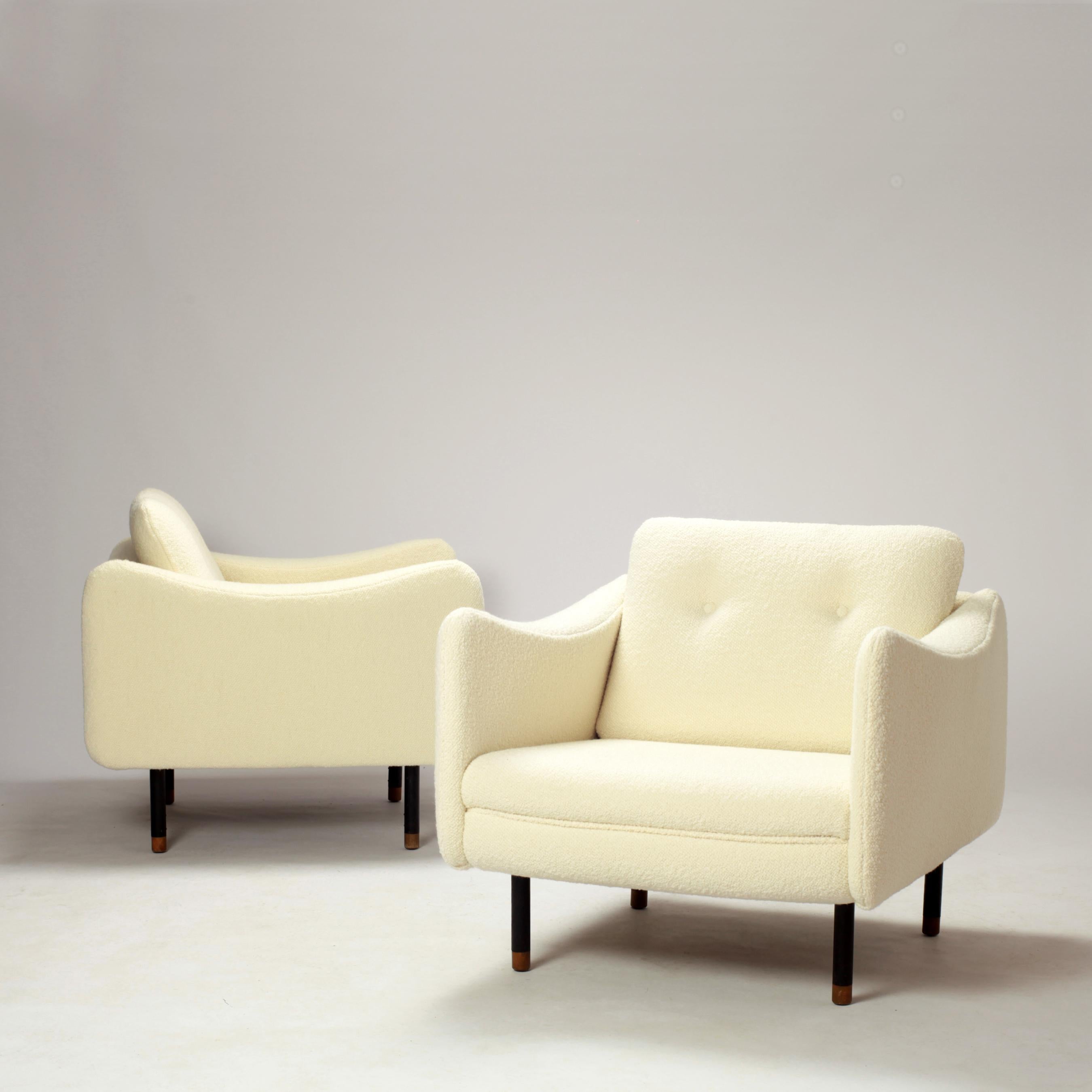 Nice Michel Mortier Teckel or SF116 pair of armchairs for Steiner designed in 1963, newly upholstered in beautiful ivory Pierre Frey fabric.
The armchair foot are made with wood and black lacquered metal.
The metal label of the manufacturer is